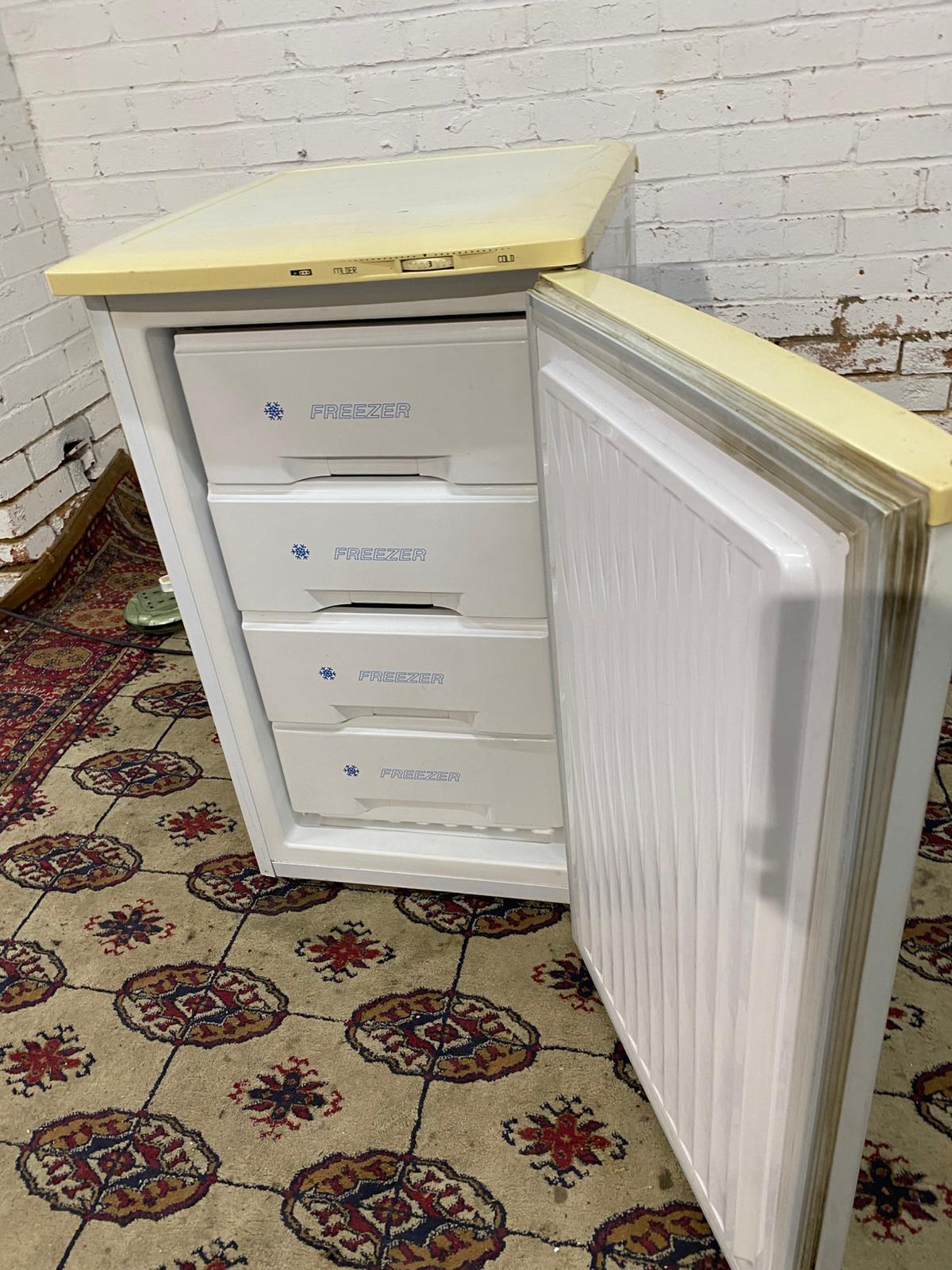 🚚Beautiful Undercounter Freezer On Top For Sale