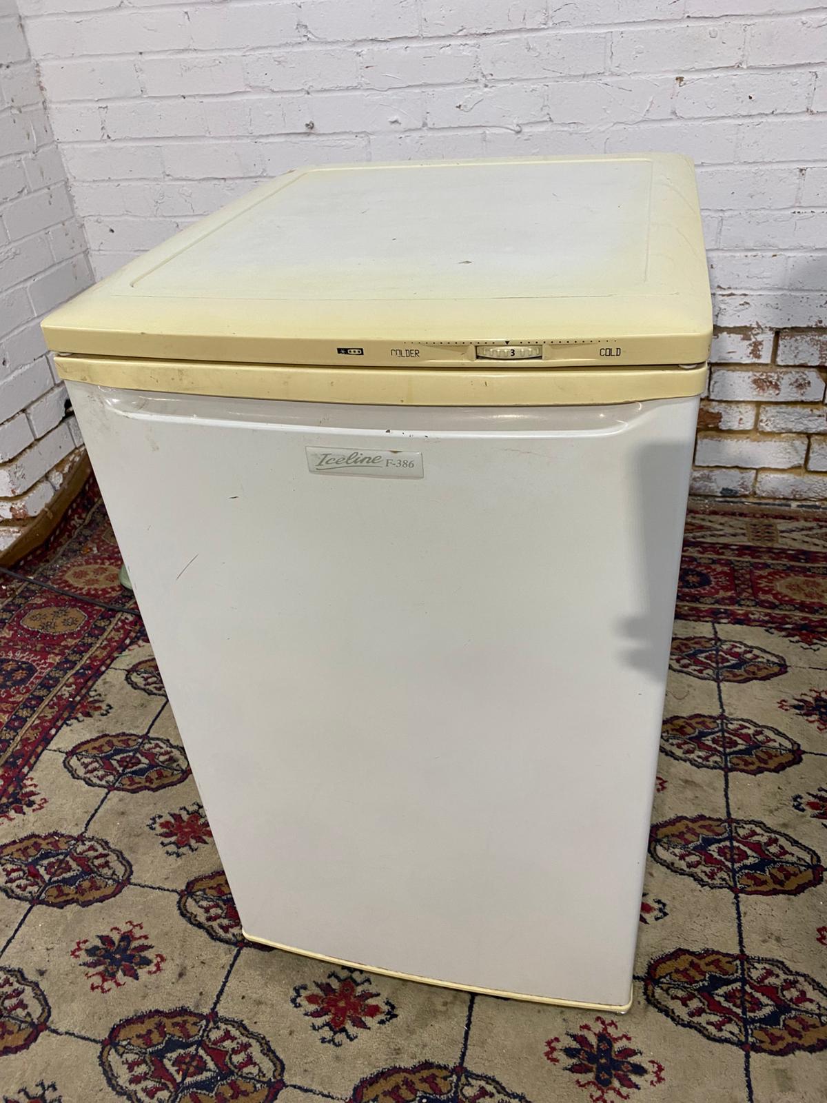 🚚Beautiful Undercounter Freezer On Top For Sale