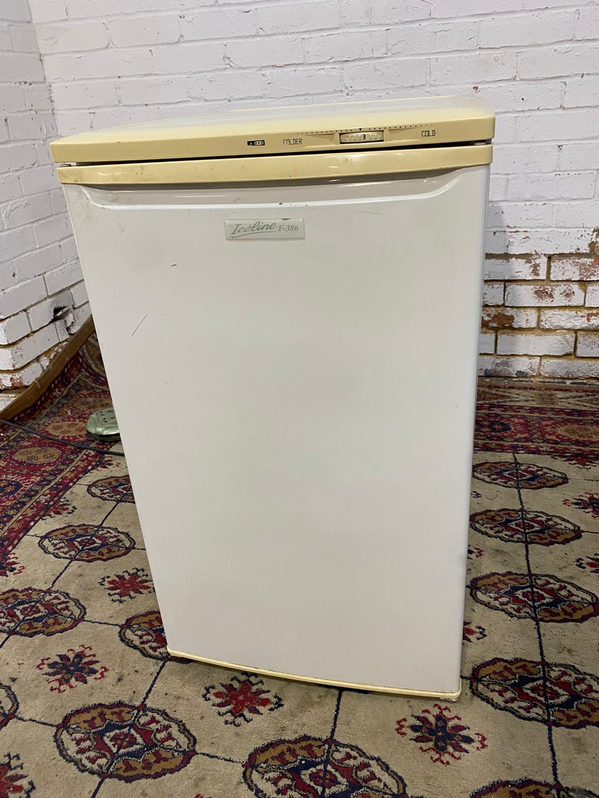 🚚Beautiful Undercounter Freezer On Top For Sale