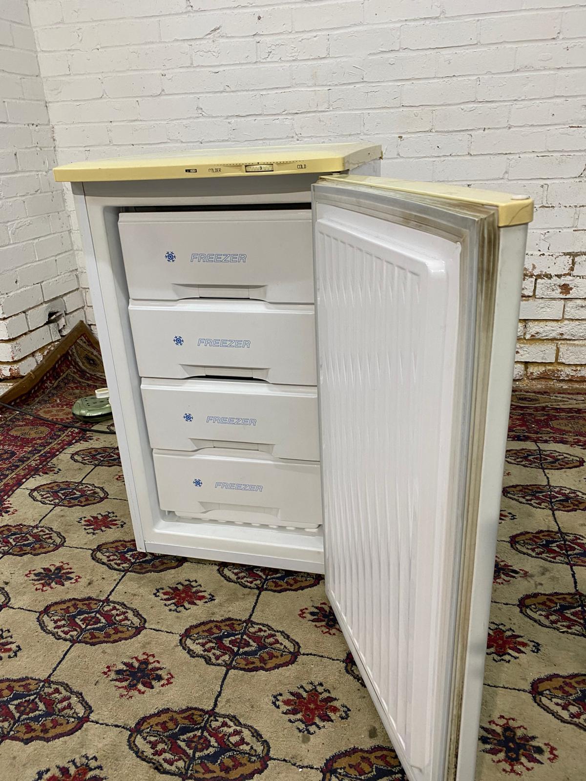 🚚Beautiful Undercounter Freezer On Top For Sale