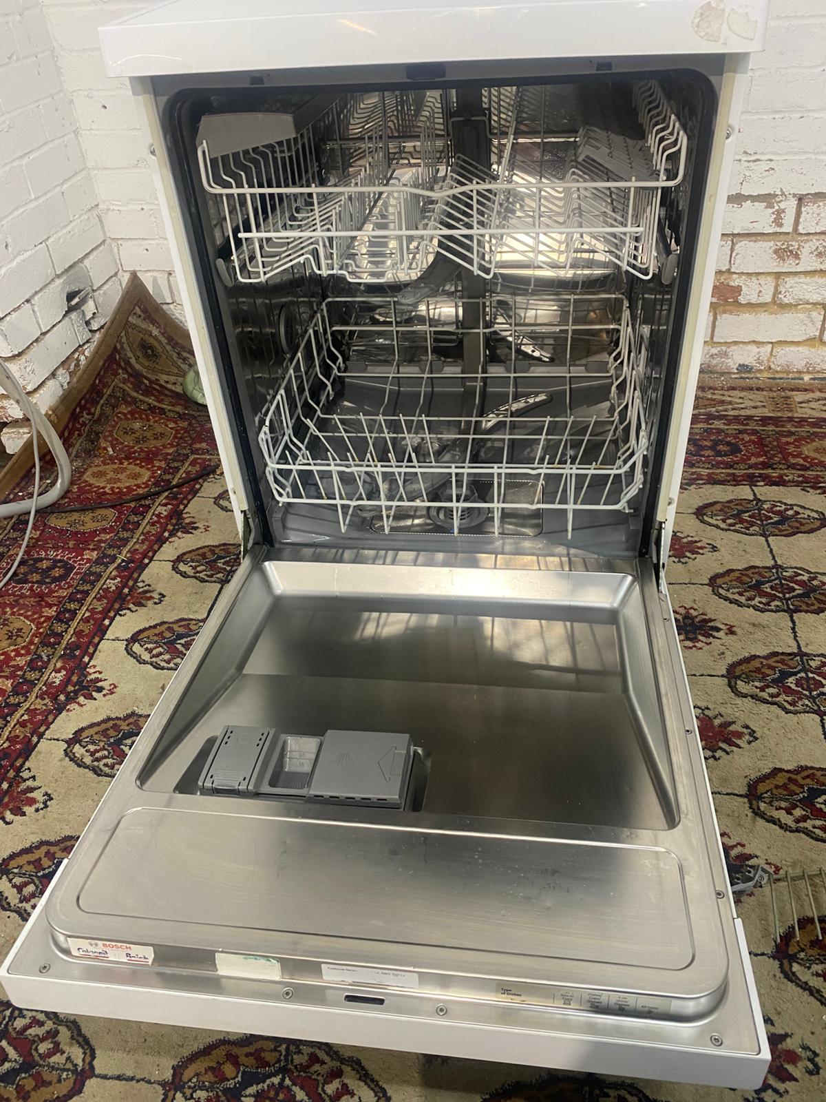 🚚Beautiful Bosch 60CM Dish Washer For Sale