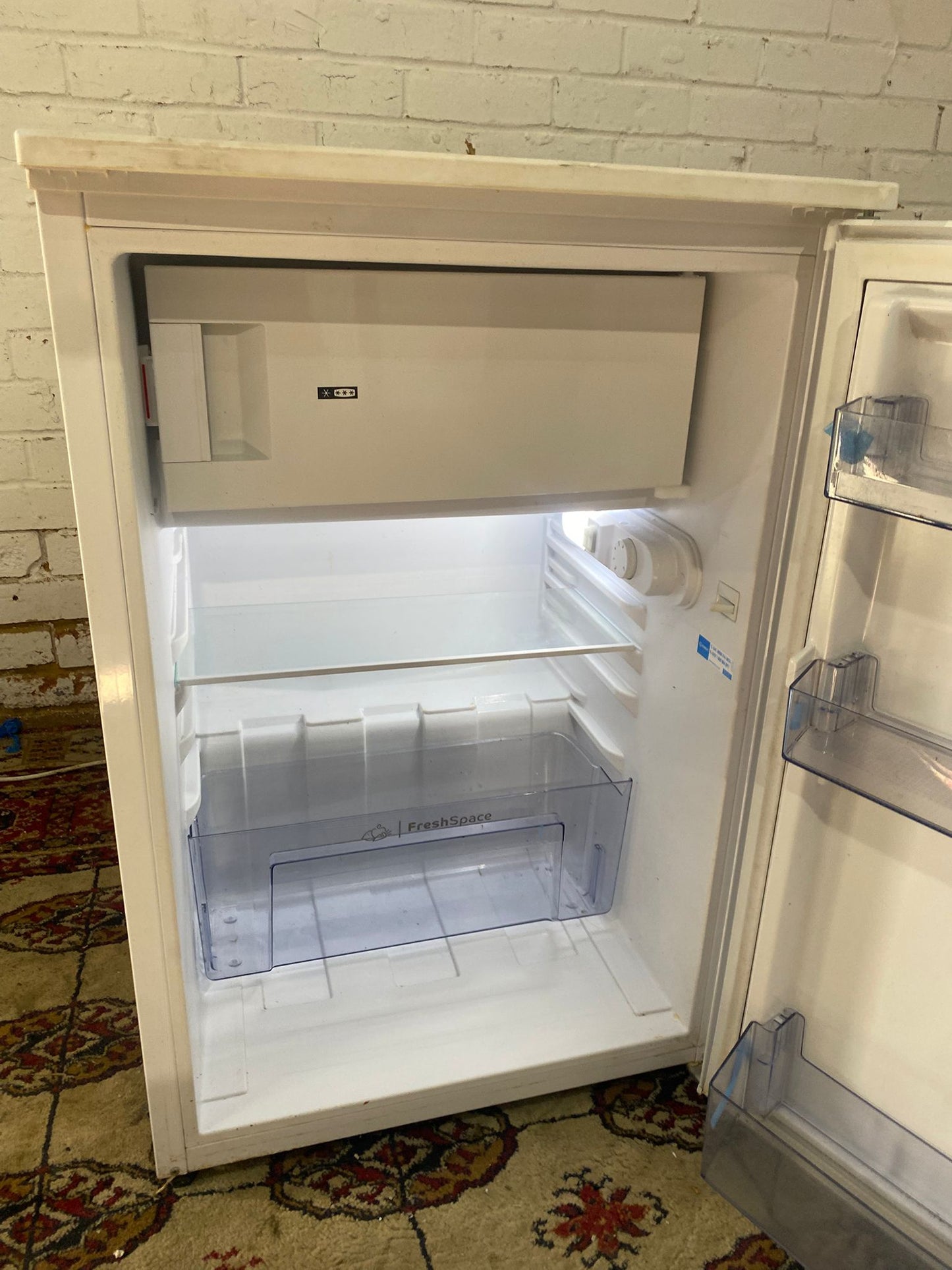 🚚Indesit UnderCounter Fridge & Freezer On Top For Sale