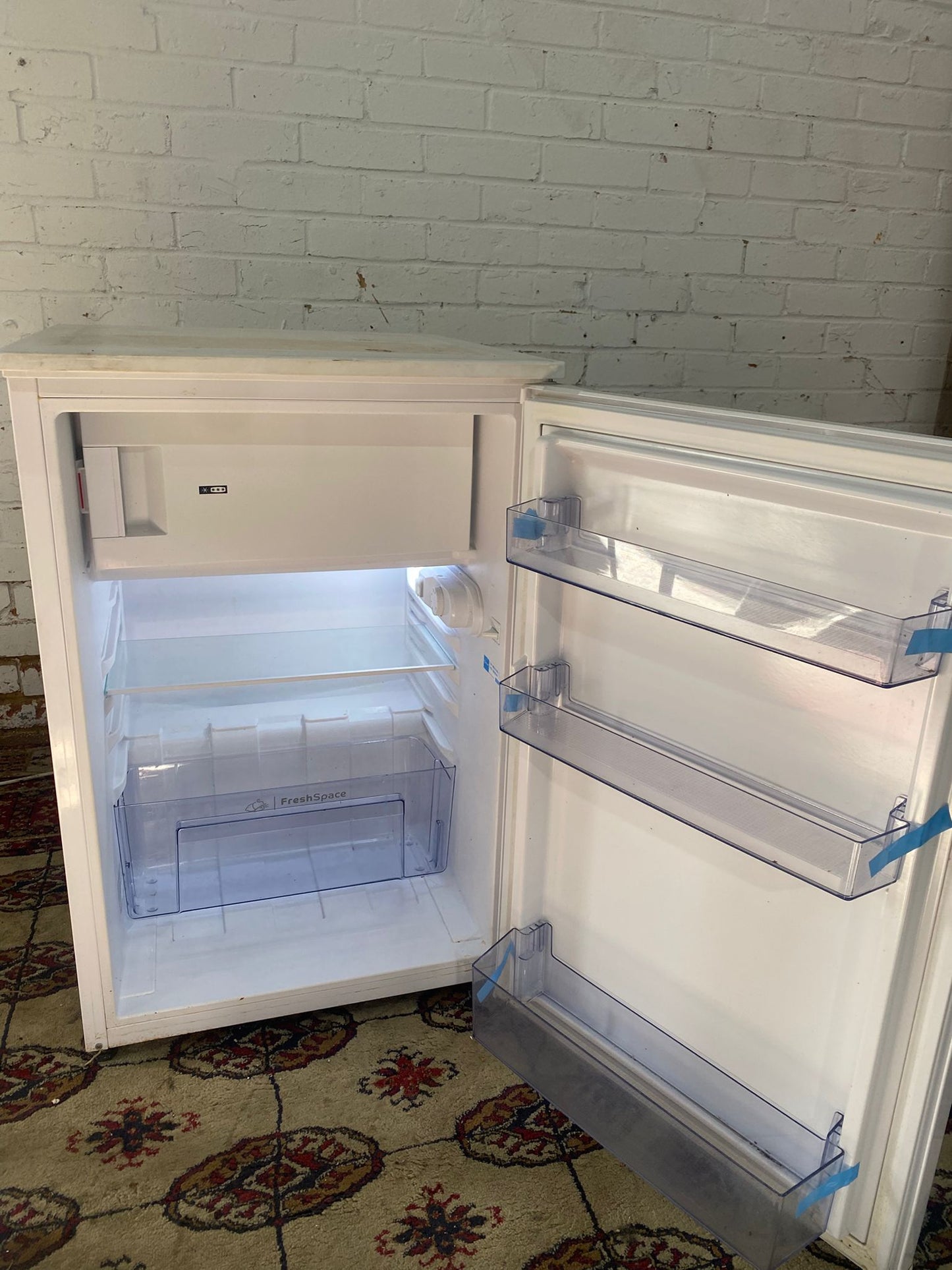 🚚Indesit UnderCounter Fridge & Freezer On Top For Sale