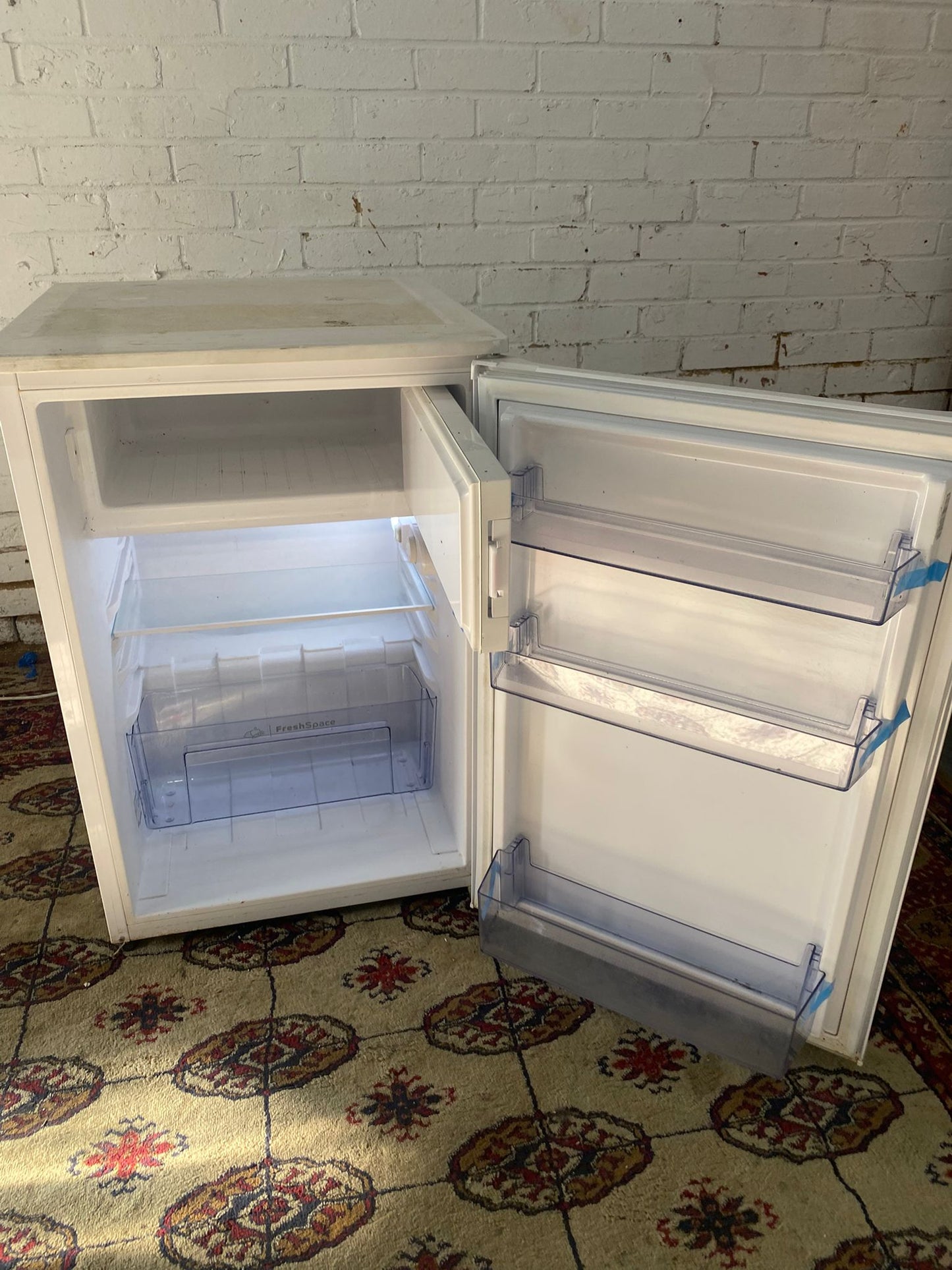 🚚Indesit UnderCounter Fridge & Freezer On Top For Sale