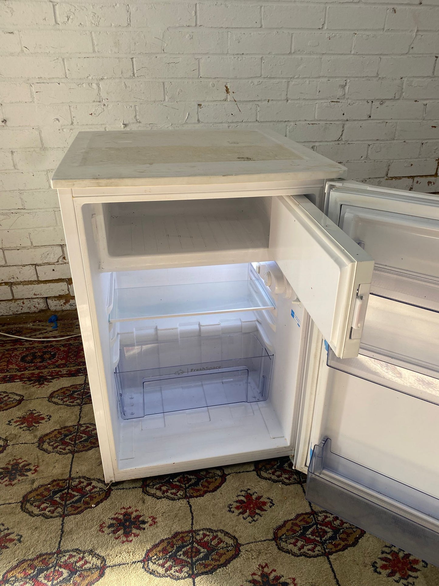 🚚Indesit UnderCounter Fridge & Freezer On Top For Sale