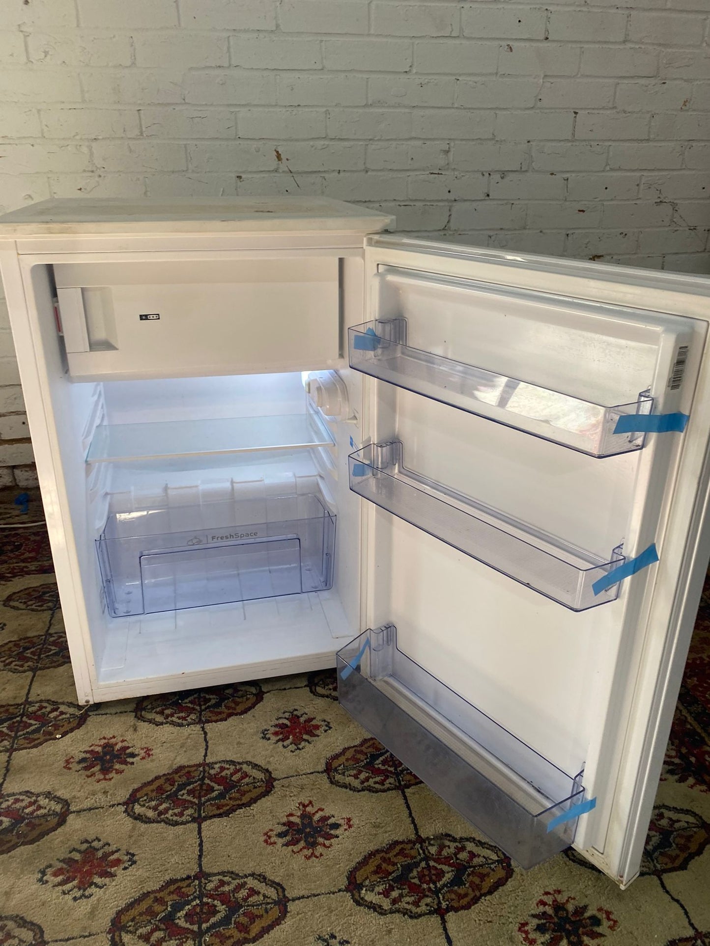 🚚Indesit UnderCounter Fridge & Freezer On Top For Sale