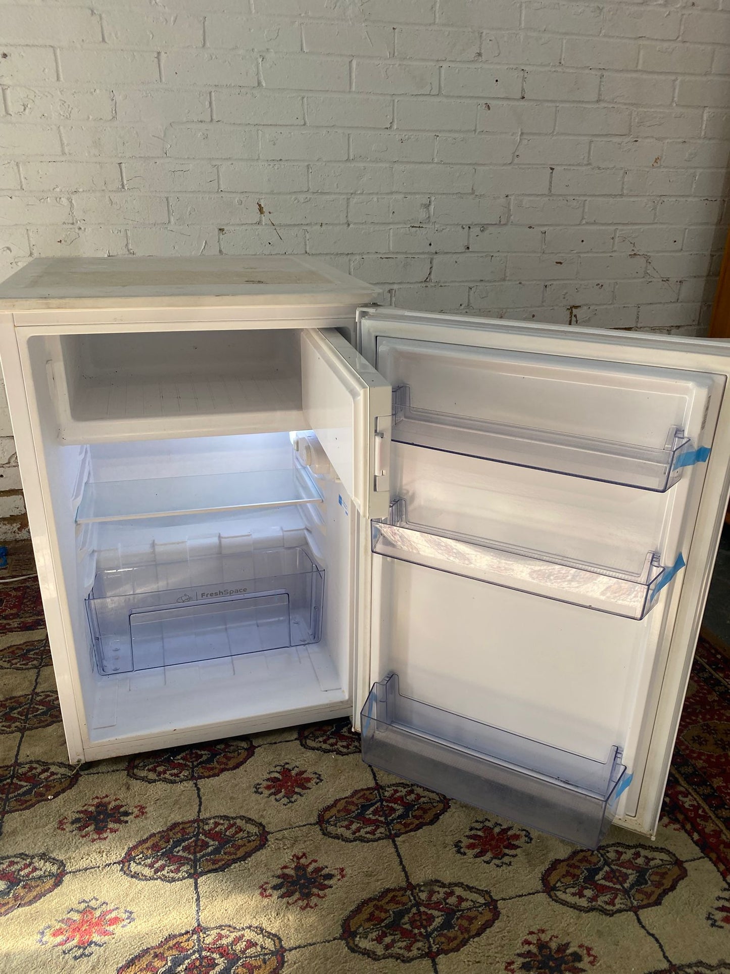 🚚Indesit UnderCounter Fridge & Freezer On Top For Sale