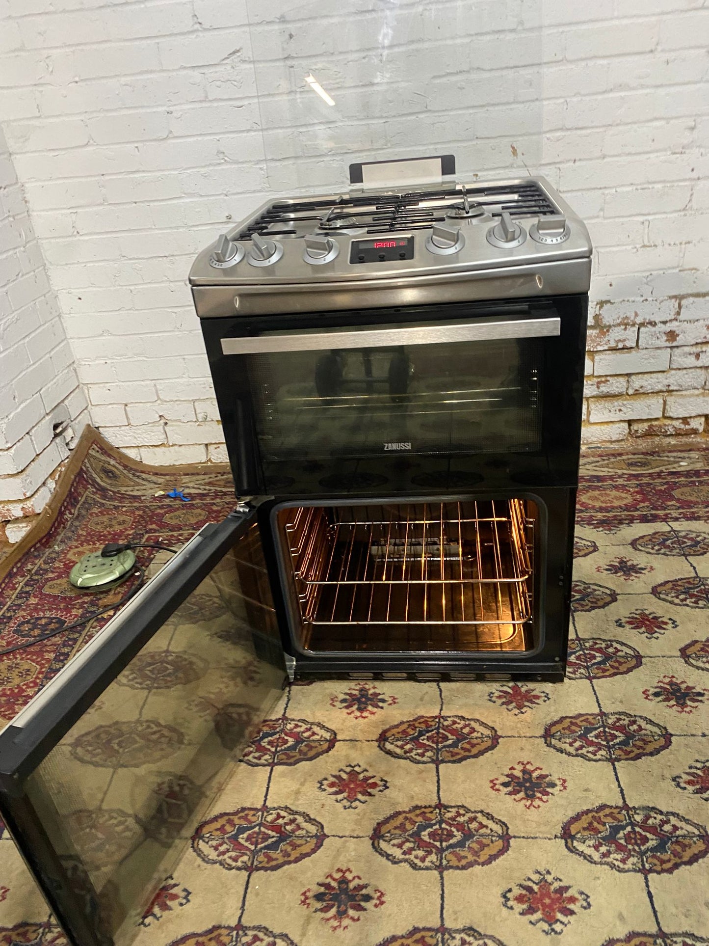 🚚Beautiful Zanussi 60CM Stainless Steel Gas Cooker With Oven/Grill For Sale