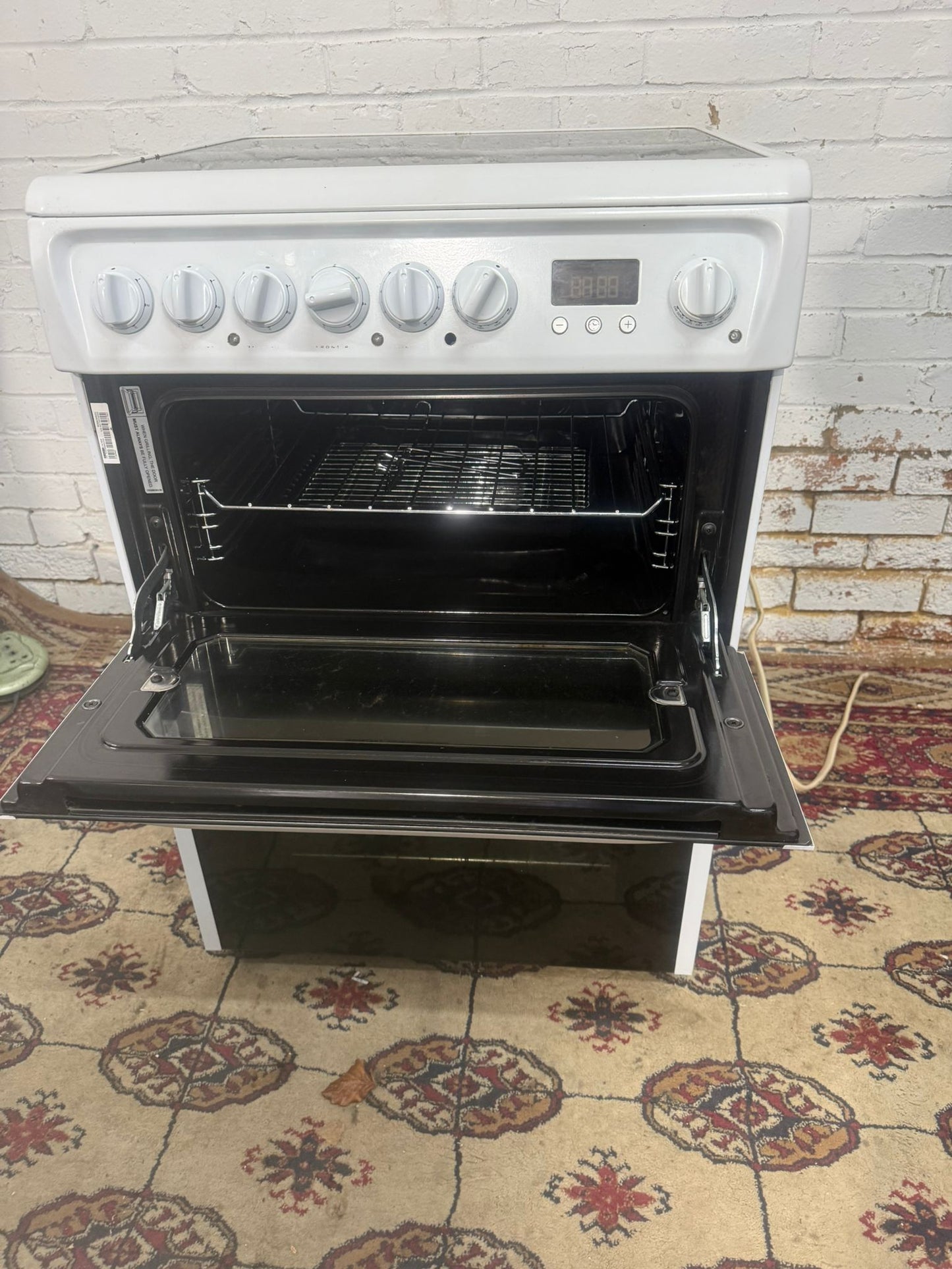 🚐🚐Beautiful HotPoint White 60CM Ceramic Electric Cooker With Oven/Grill For Sale