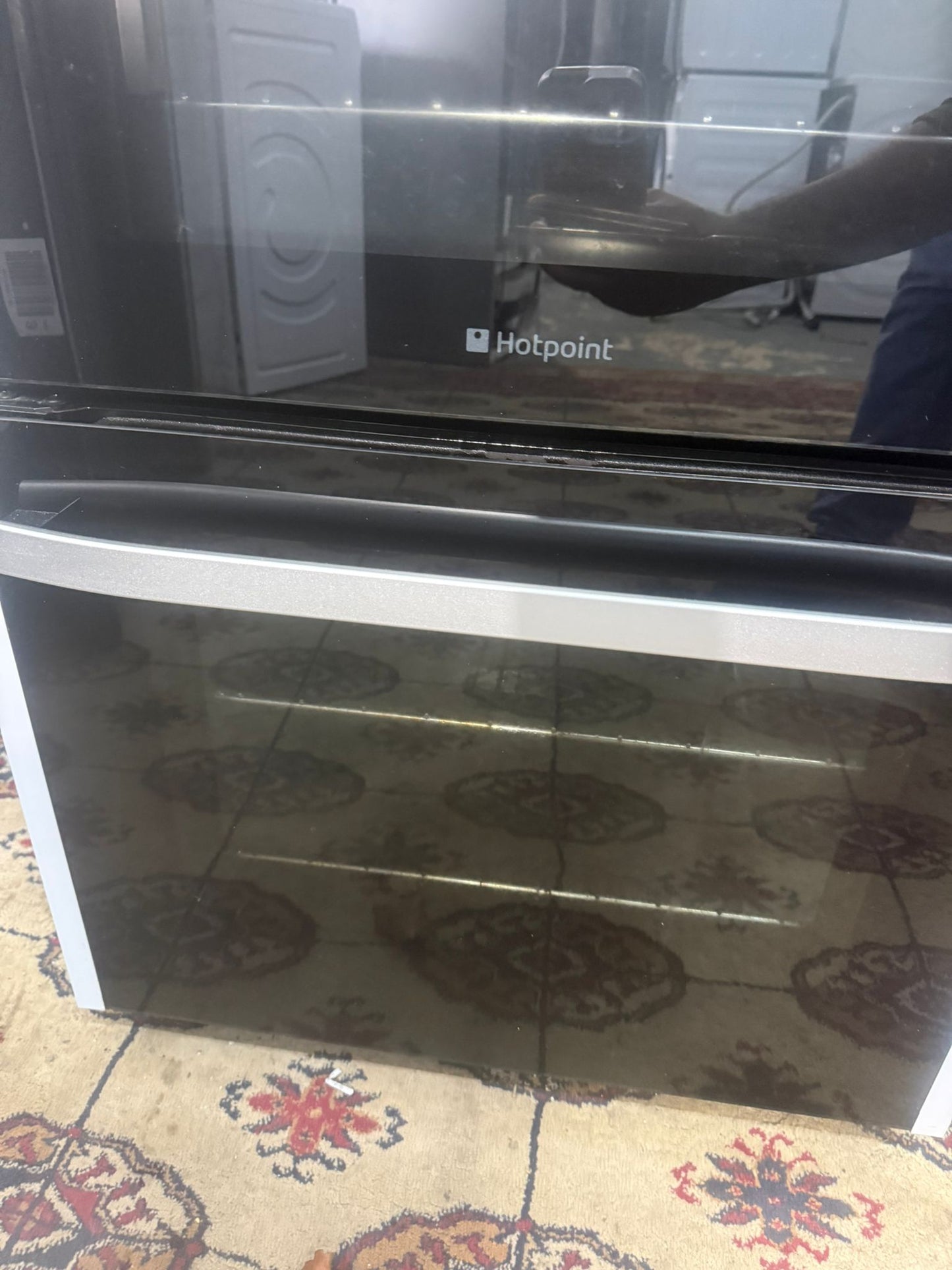 🚐🚐Beautiful HotPoint White 60CM Ceramic Electric Cooker With Oven/Grill For Sale