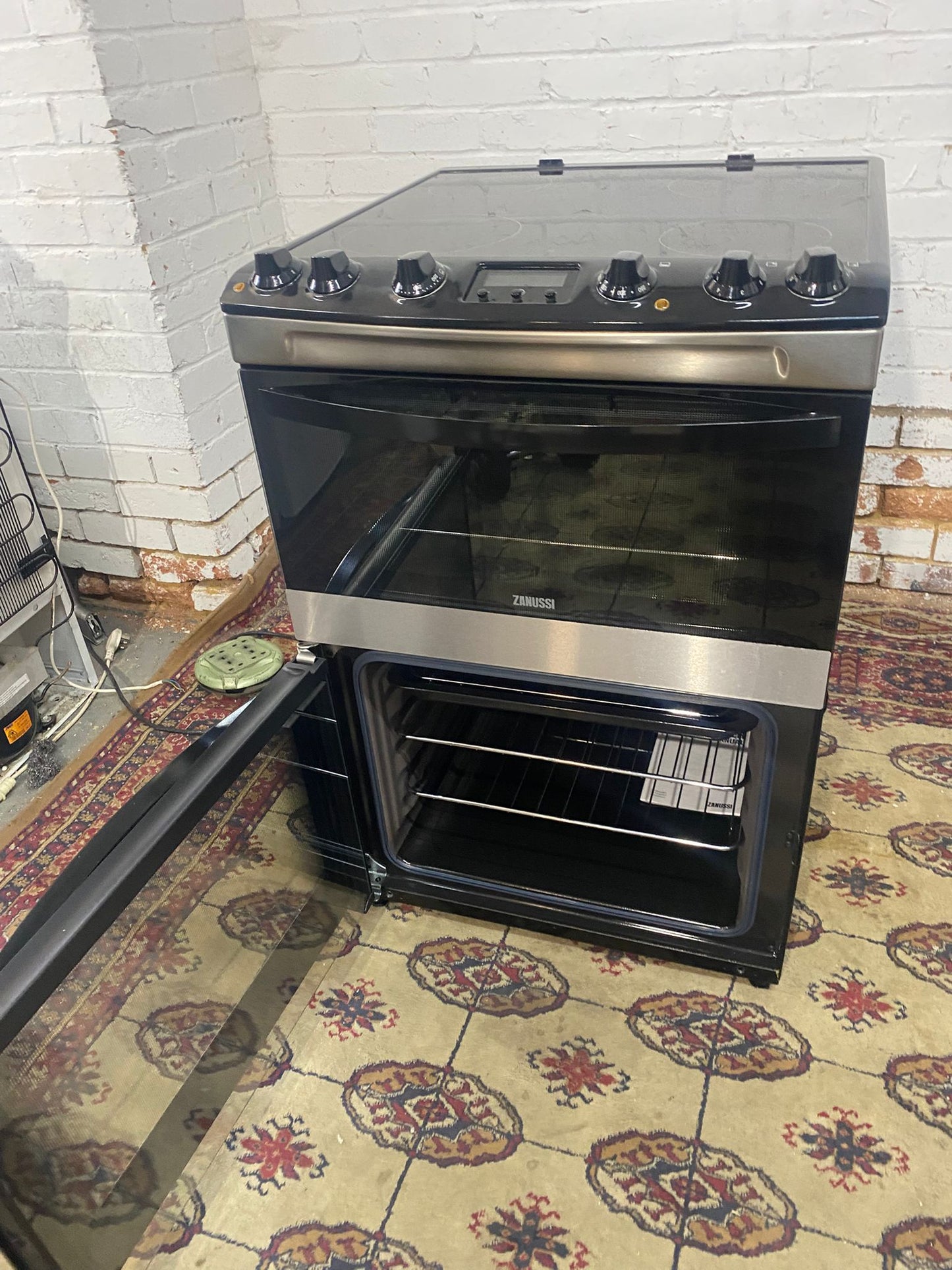 🚐🚐Almost Brand New Cooker Beautiful Zanussi Black 60CM Ceramic Electric Cooker With Oven/Grill For Sale