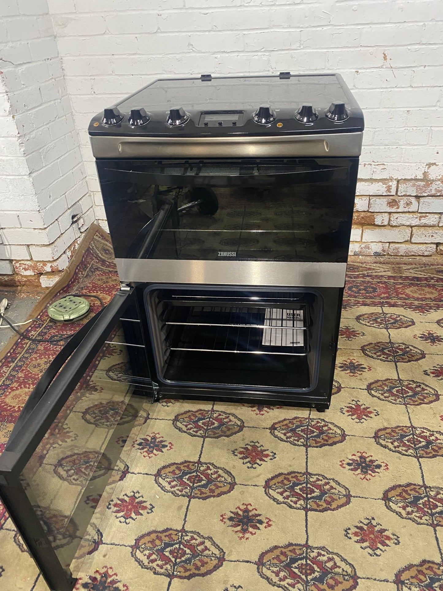 🚐🚐Almost Brand New Cooker Beautiful Zanussi Black 60CM Ceramic Electric Cooker With Oven/Grill For Sale