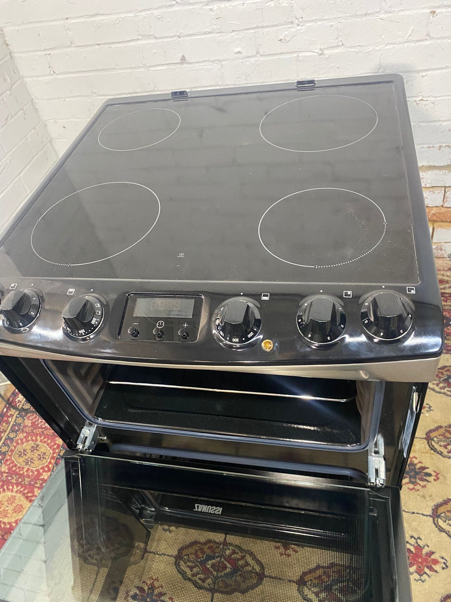 🚐🚐Almost Brand New Cooker Beautiful Zanussi Black 60CM Ceramic Electric Cooker With Oven/Grill For Sale