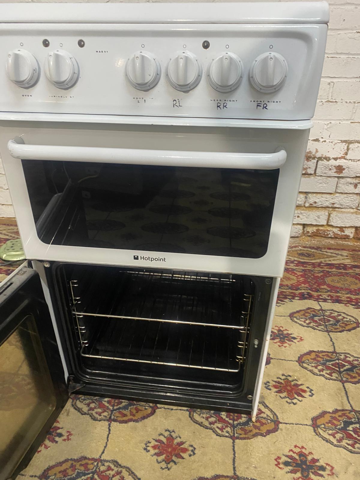 Beautiful 50CM Hotpoint WhiteCeramic Electric Cooker With Oven/Grill For Sale