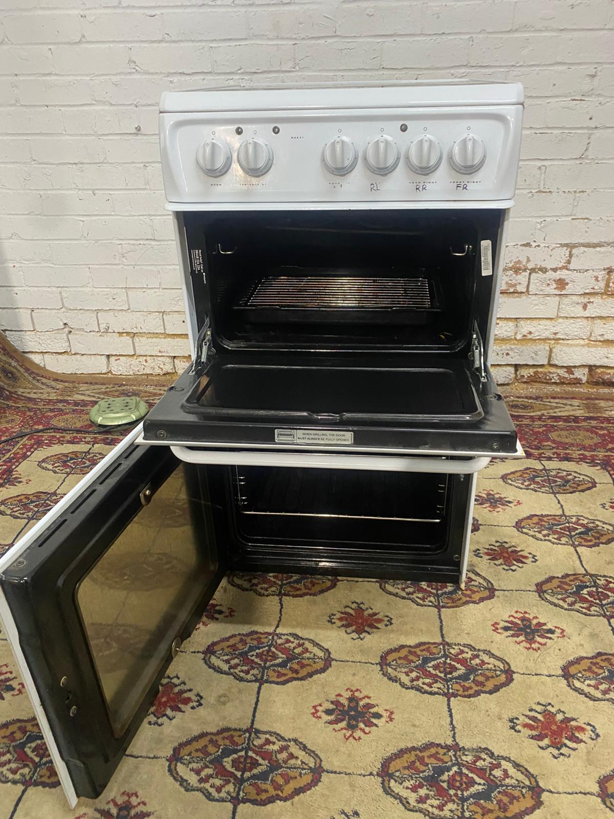 Beautiful 50CM Hotpoint WhiteCeramic Electric Cooker With Oven/Grill For Sale