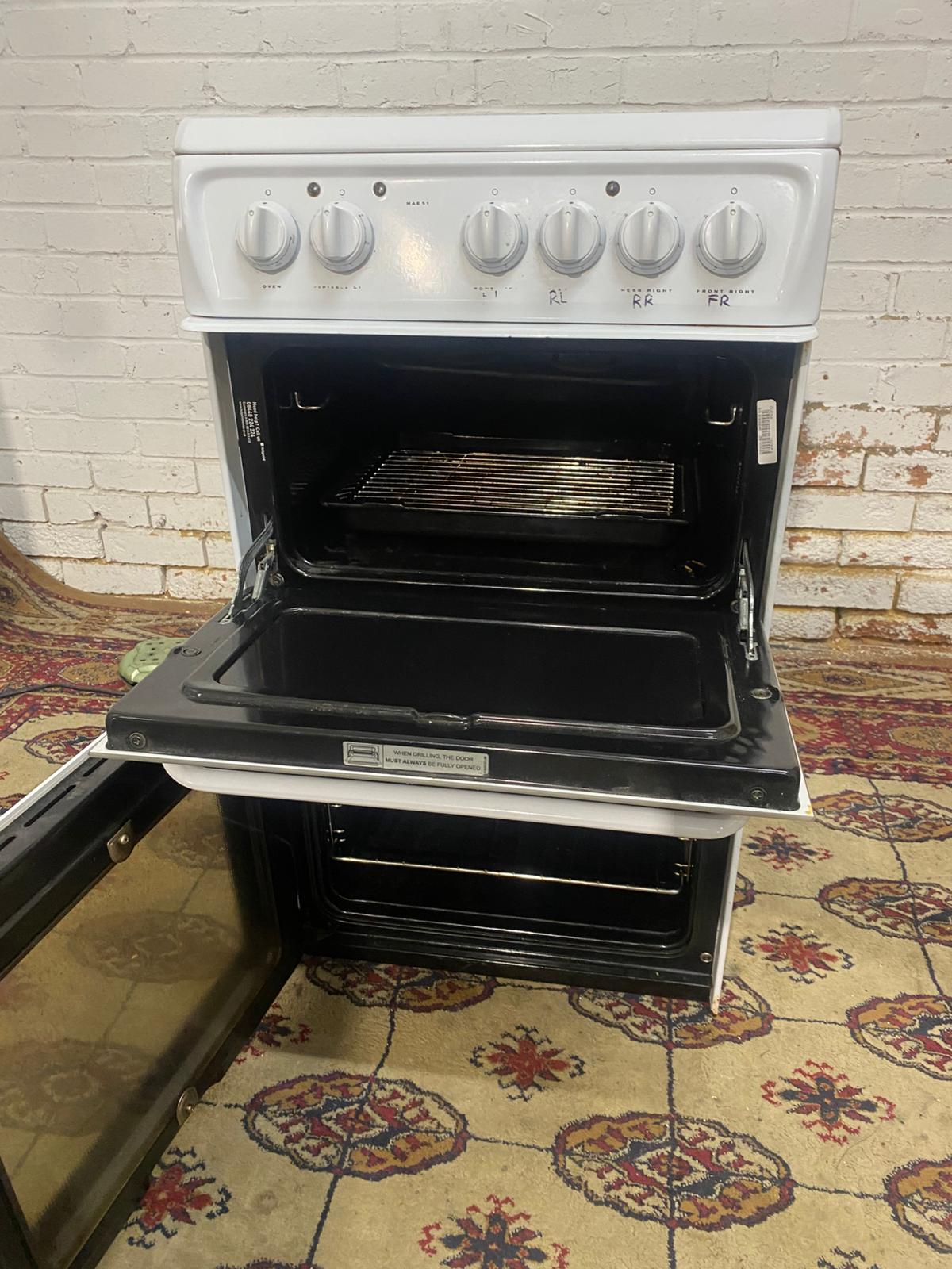 Beautiful 50CM Hotpoint WhiteCeramic Electric Cooker With Oven/Grill For Sale