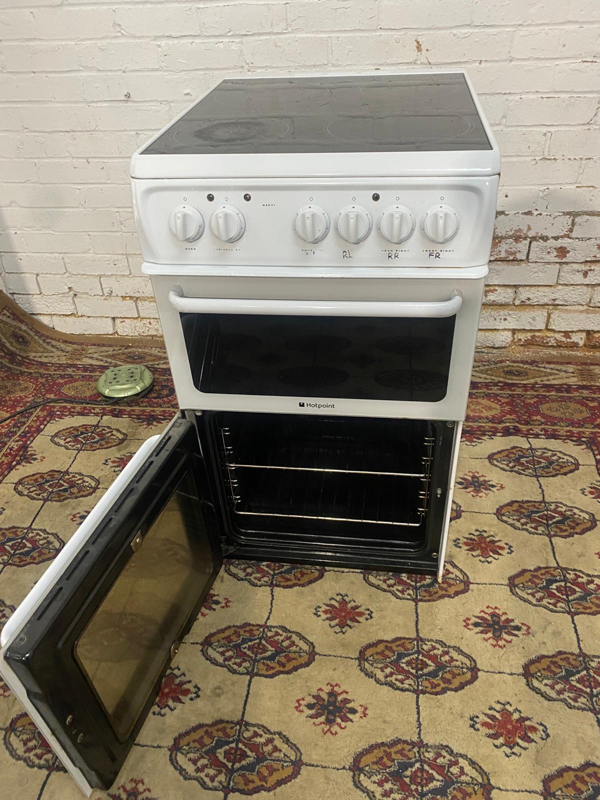 Beautiful 50CM Hotpoint WhiteCeramic Electric Cooker With Oven/Grill For Sale