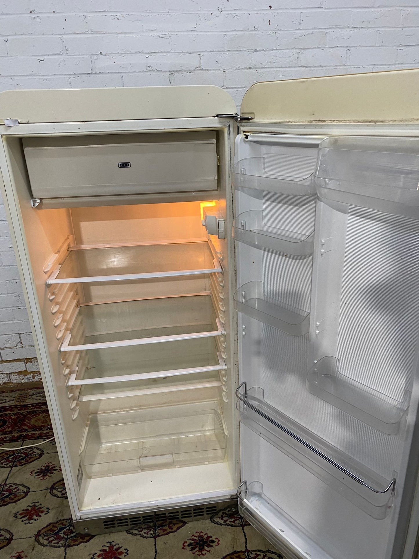 FREE DELIVERY Beautiful Top Brand SMEG Fridge & Freezer On Top Frost Free For Sale