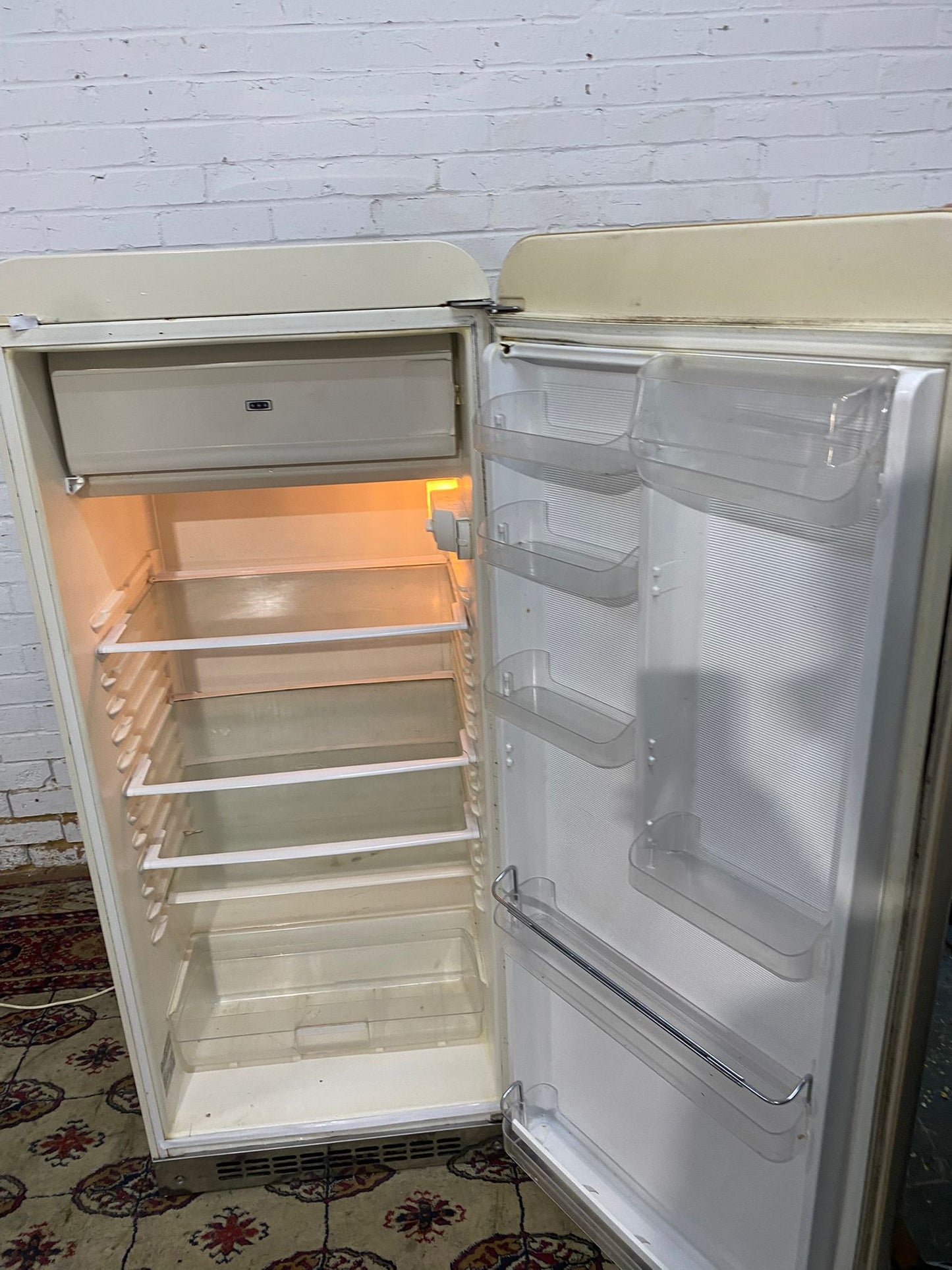 FREE DELIVERY Beautiful Top Brand SMEG Fridge & Freezer On Top Frost Free For Sale