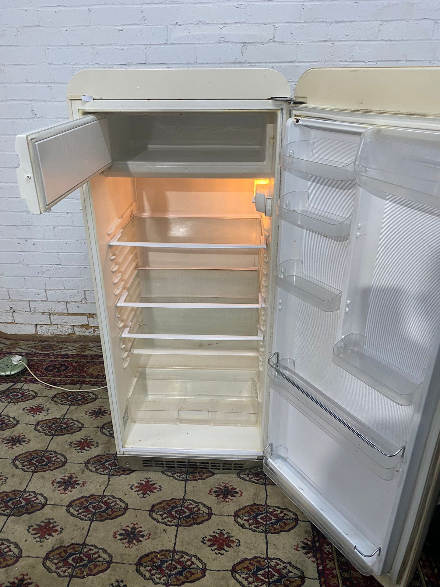 FREE DELIVERY Beautiful Top Brand SMEG Fridge & Freezer On Top Frost Free For Sale