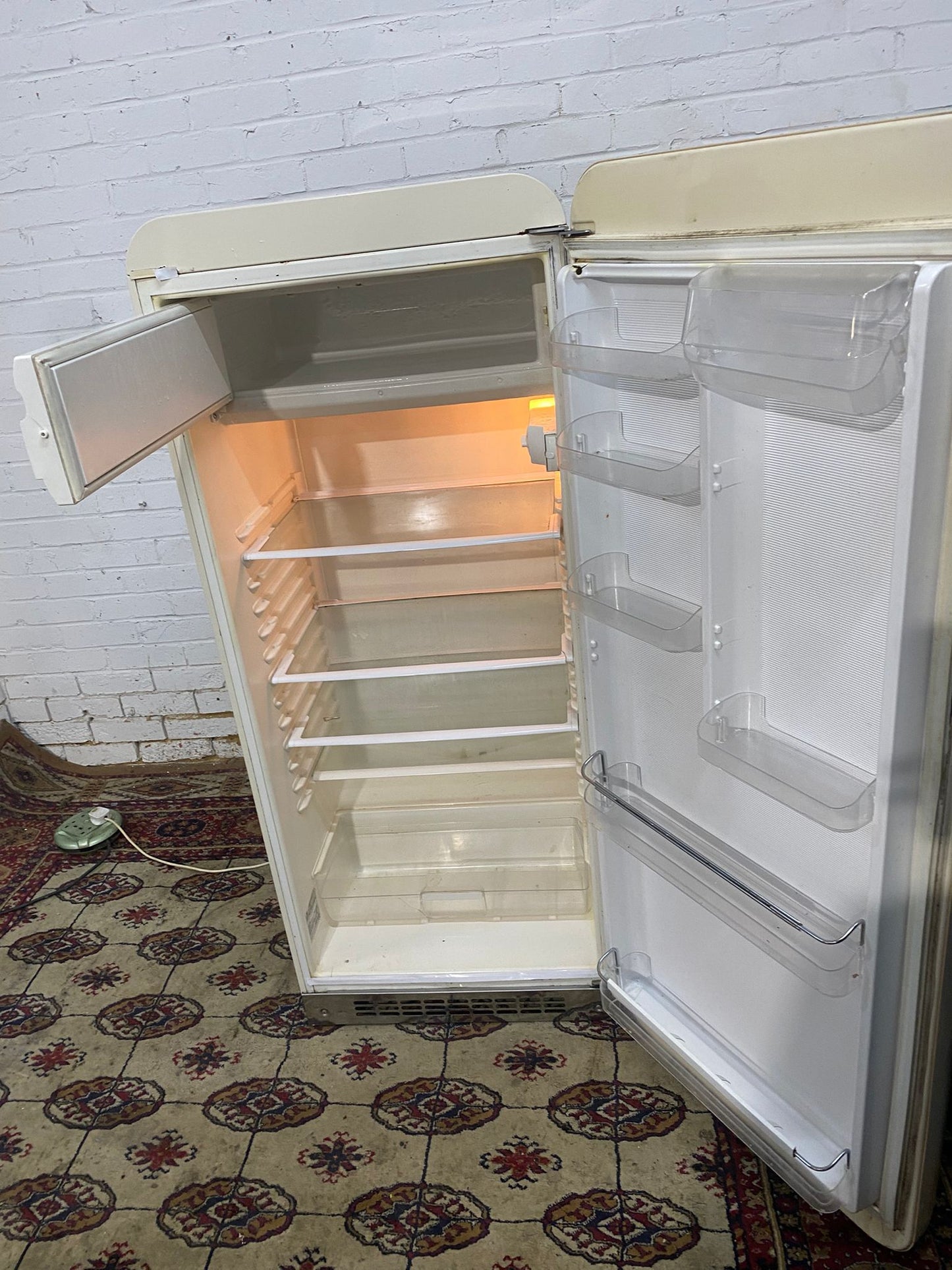 FREE DELIVERY Beautiful Top Brand SMEG Fridge & Freezer On Top Frost Free For Sale