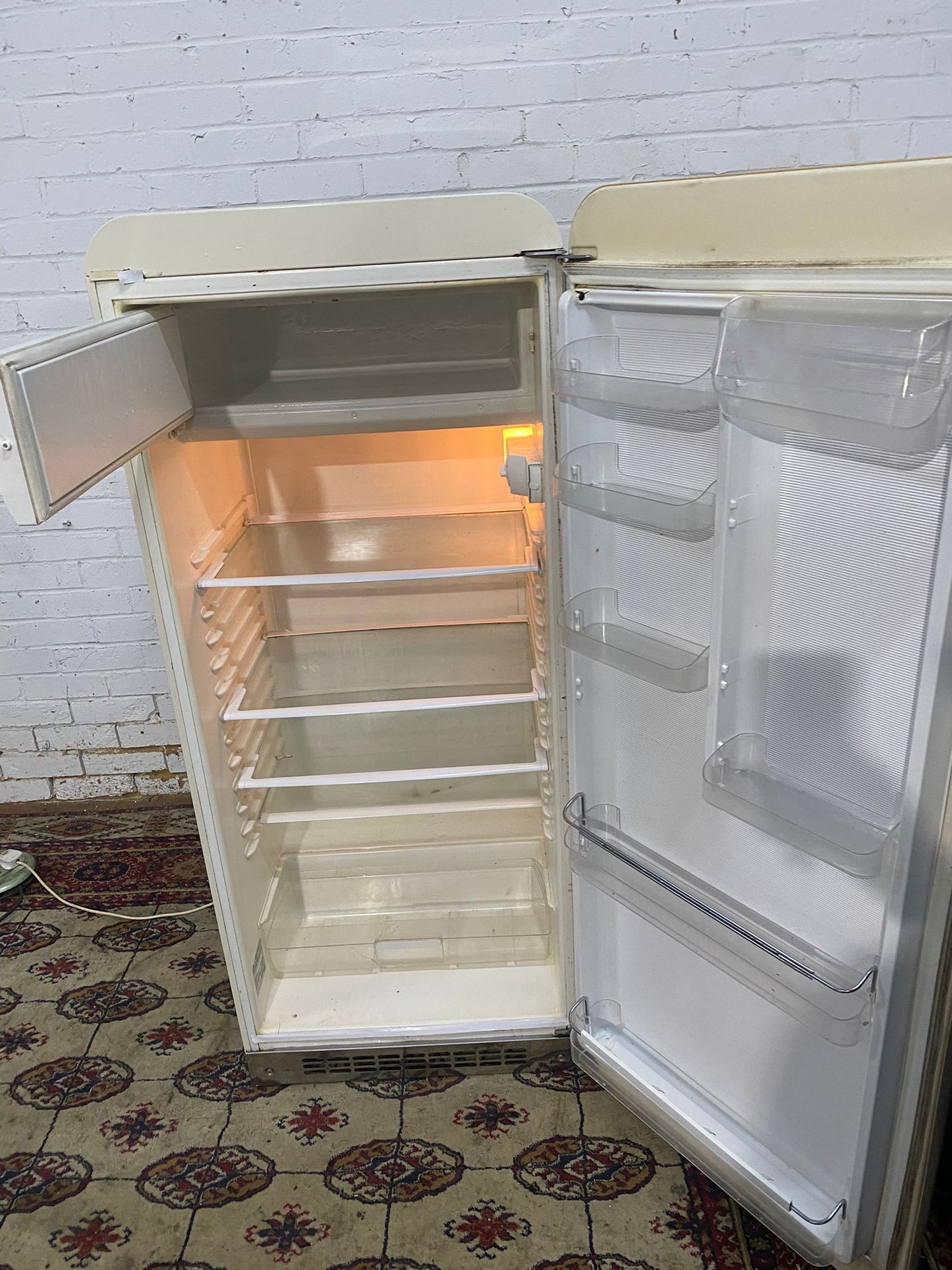 FREE DELIVERY Beautiful Top Brand SMEG Fridge & Freezer On Top Frost Free For Sale
