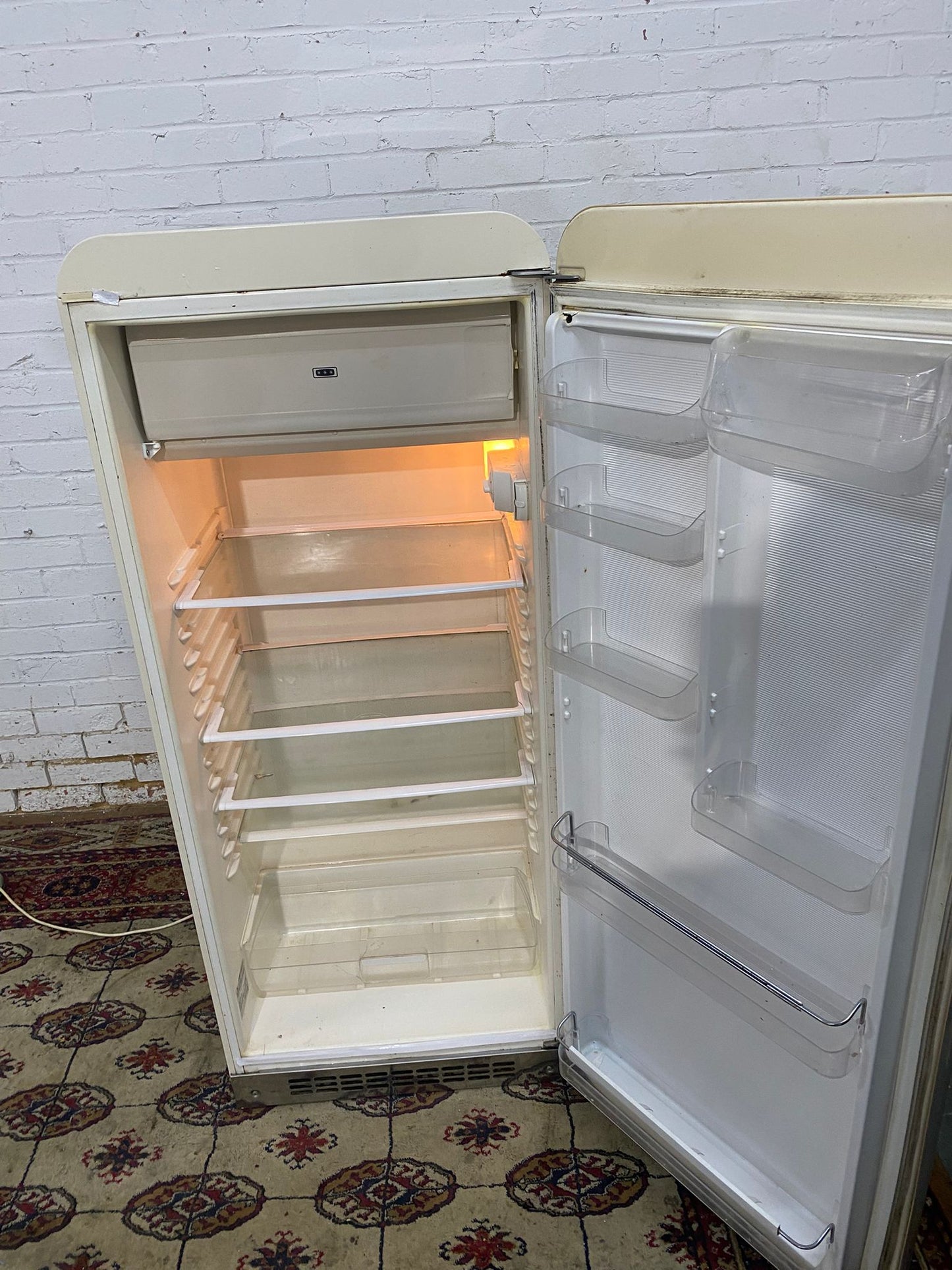 FREE DELIVERY Beautiful Top Brand SMEG Fridge & Freezer On Top Frost Free For Sale