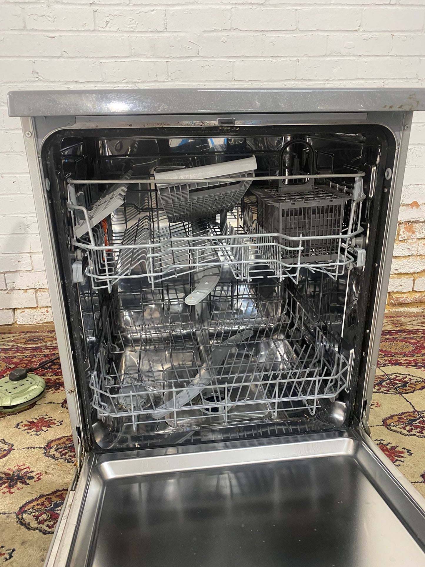 🚚Beautiful TopBrand HotPoint Grey 60 CM DishWasher For Sale
