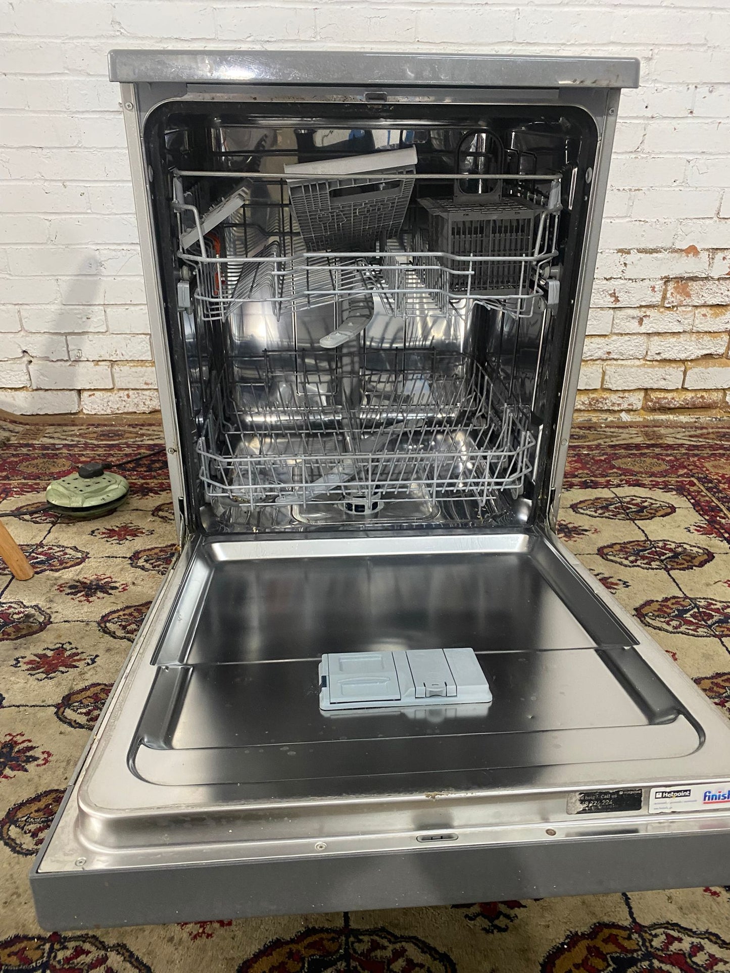 🚚Beautiful TopBrand HotPoint Grey 60 CM DishWasher For Sale