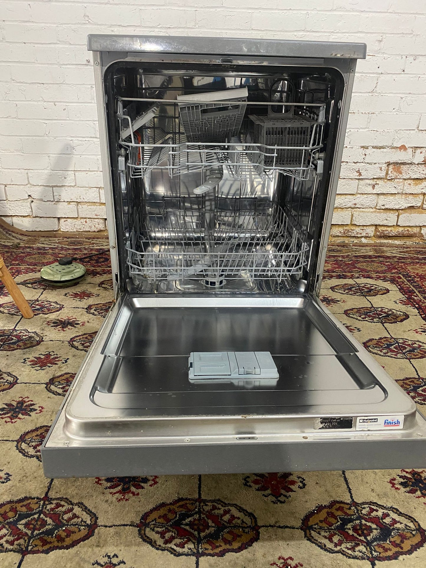 🚚Beautiful TopBrand HotPoint Grey 60 CM DishWasher For Sale