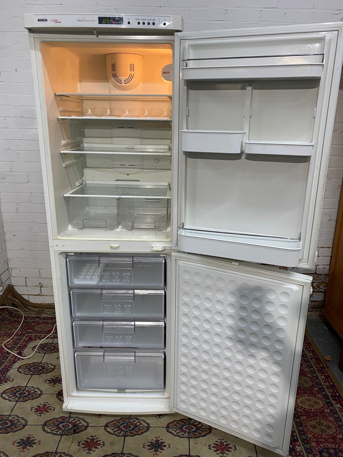 🚚Bosch 185CM Tall Fridge Freezer For Sale