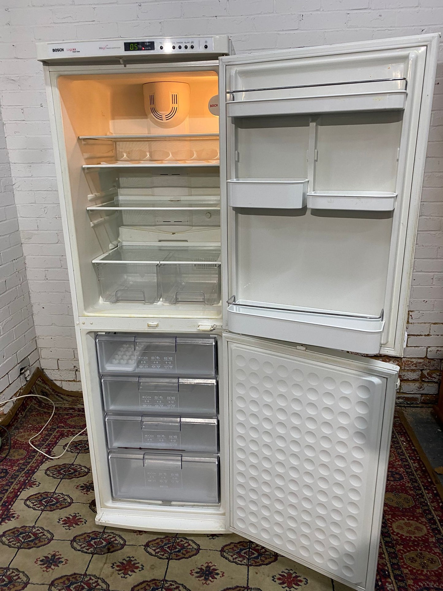 🚚Bosch 185CM Tall Fridge Freezer For Sale