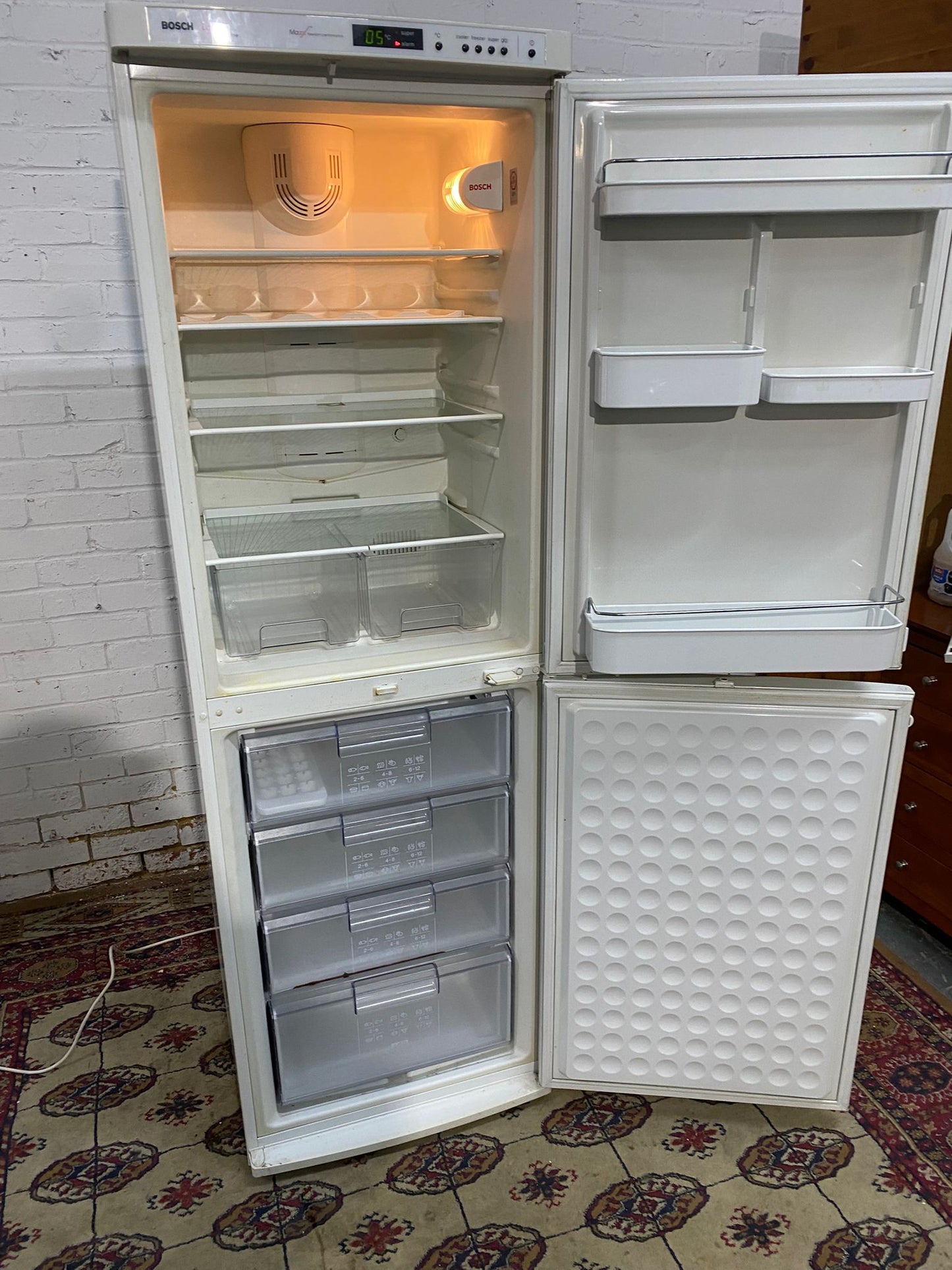 🚚Bosch 185CM Tall Fridge Freezer For Sale