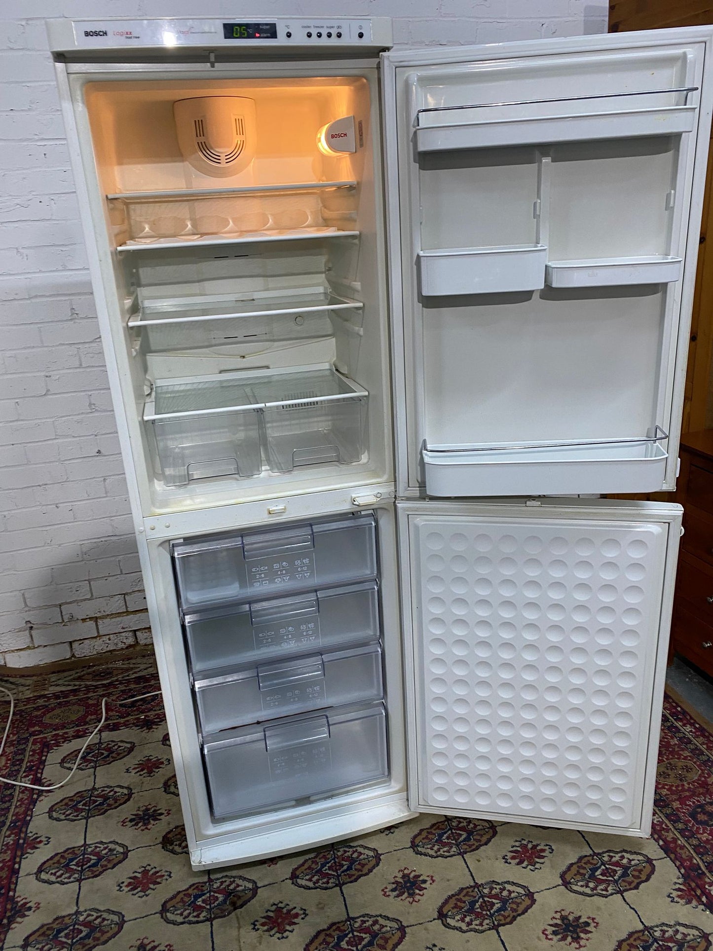 🚚Bosch 185CM Tall Fridge Freezer For Sale