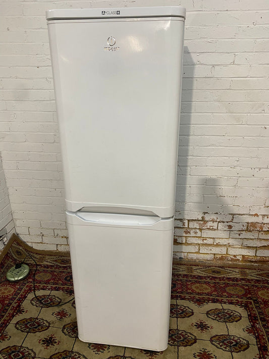 🚐🚐Beautiful Indesit Tall Fridge Freezer For Sale