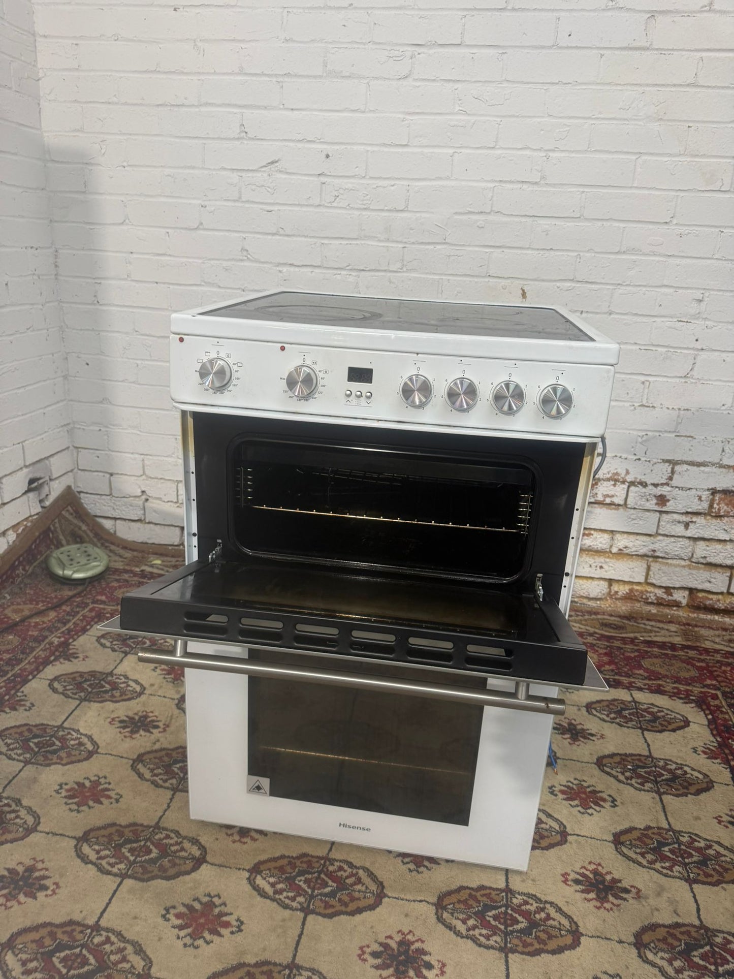 Beautiful Hisense White 60CM Ceramic Electric Cooker With Oven/Grill For Sale