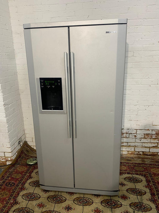 🚚Beautiful Samsung Grey  Double Door Plumb In American Fridge Freezer For Sale