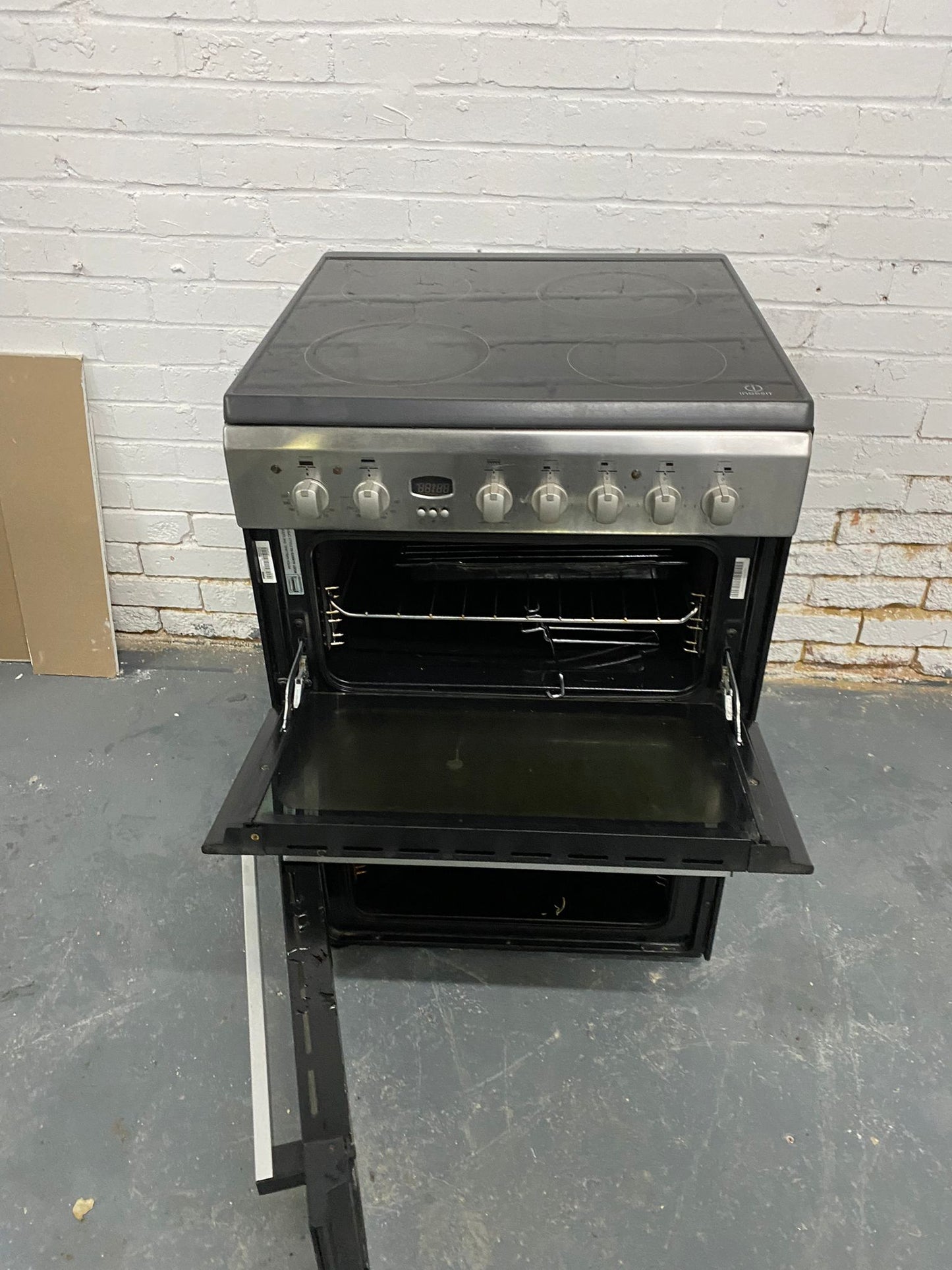 🚐🚐Beautiful Indesit Stainless Steel 60CM Ceramic Electric Cooker With Oven/Grill For Sale