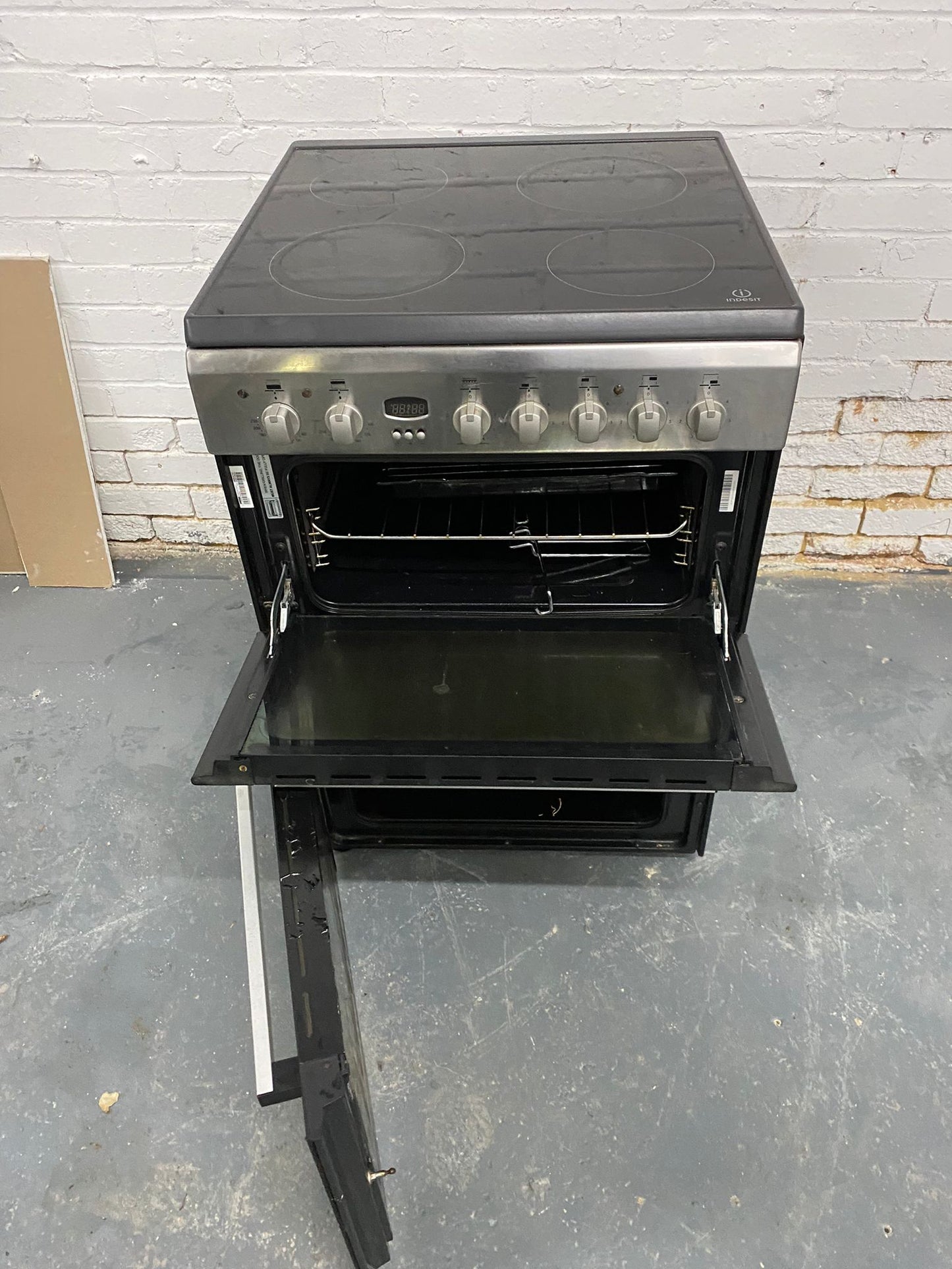 🚐🚐Beautiful Indesit Stainless Steel 60CM Ceramic Electric Cooker With Oven/Grill For Sale