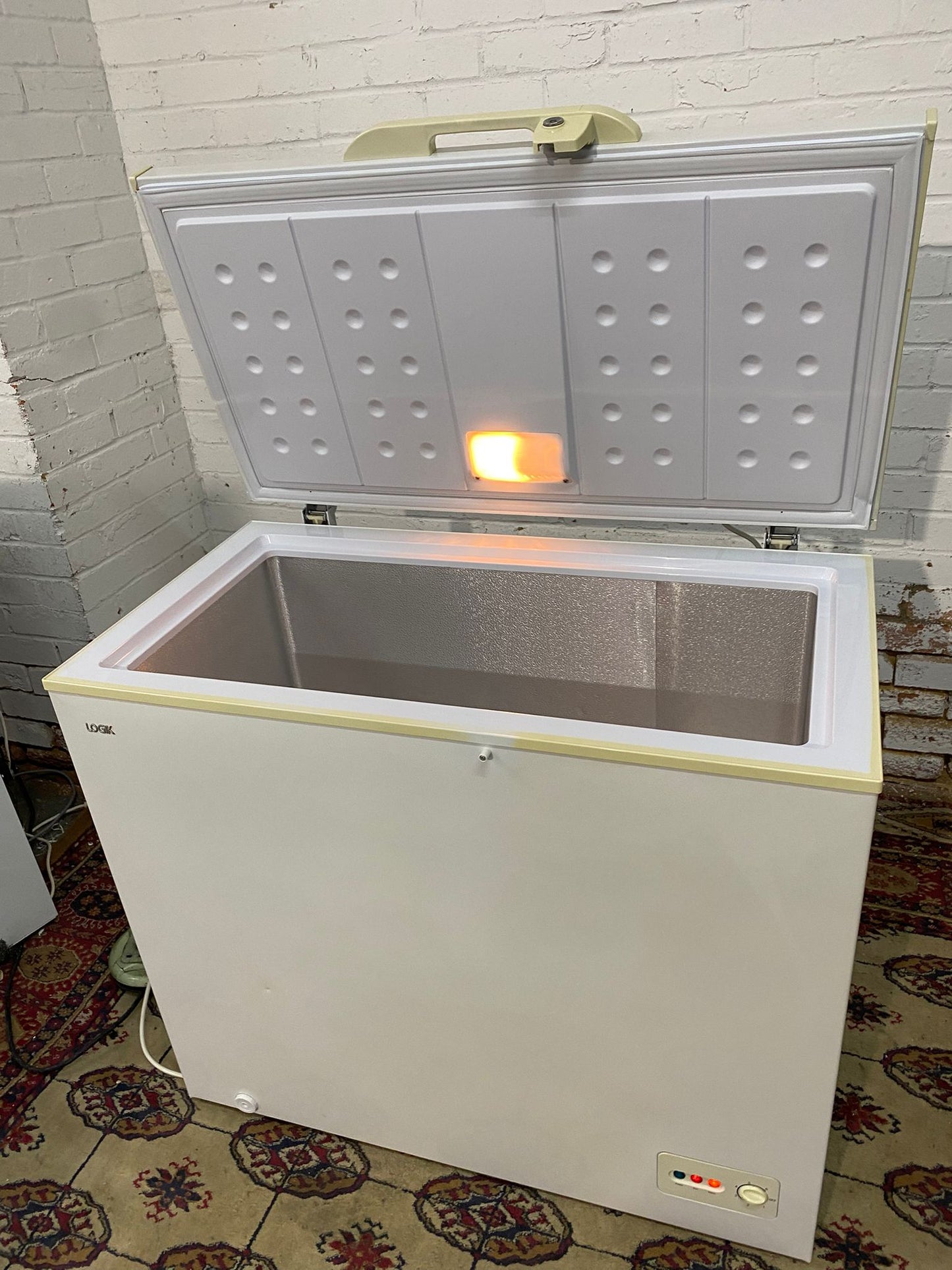 🚐🚐Beautiful Logik 200L Chest Freezer Frost Free For Sale