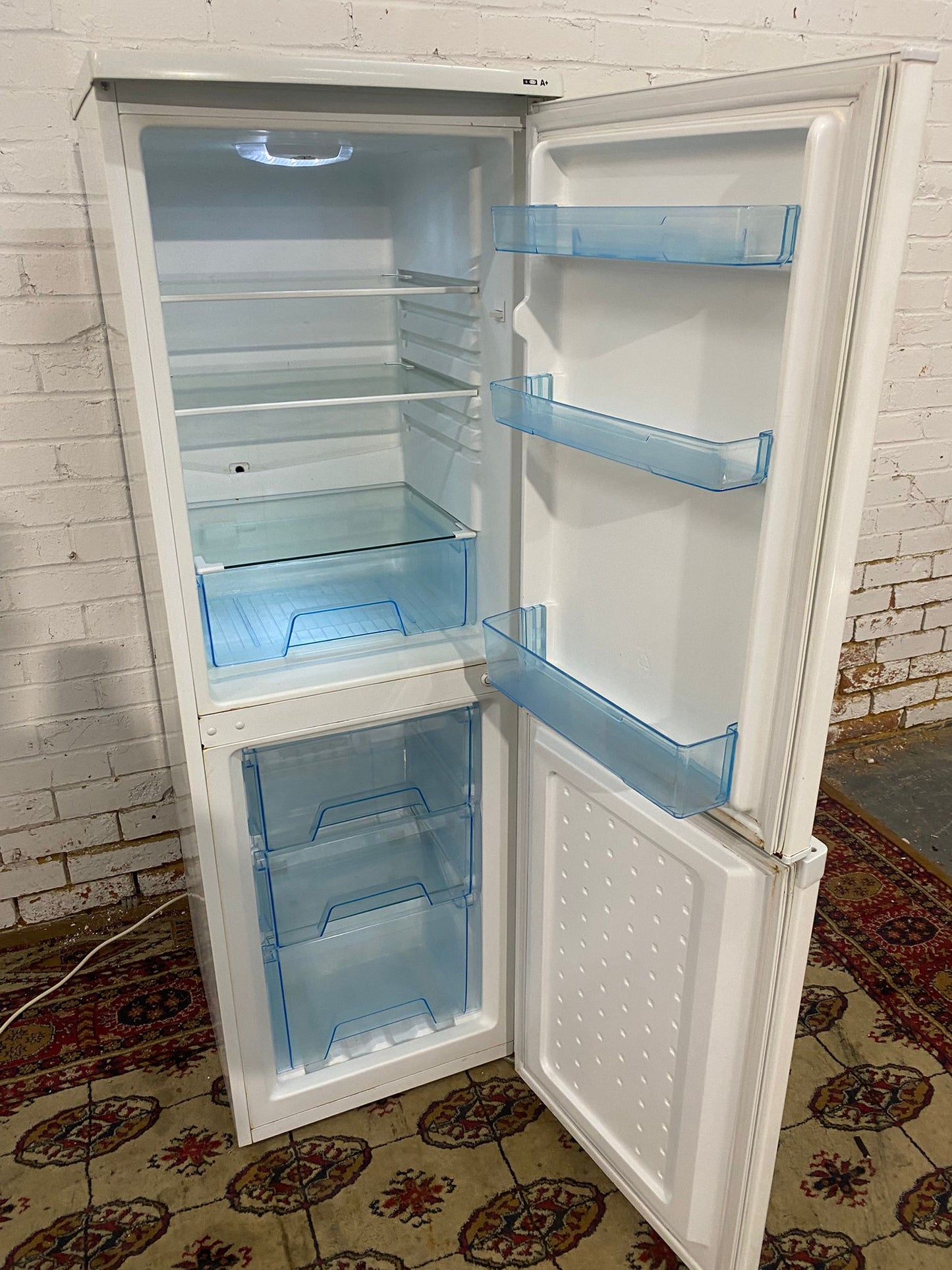 🚚Beautiful LEC Fridge Freezer For Sale