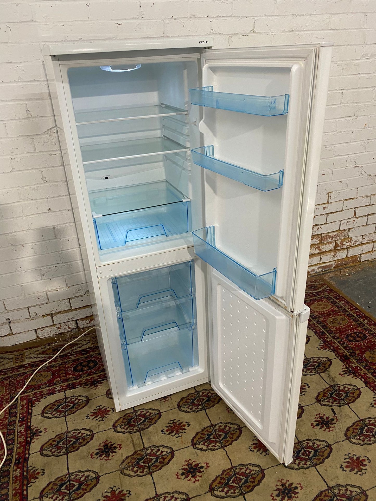 🚚Beautiful LEC Fridge Freezer For Sale