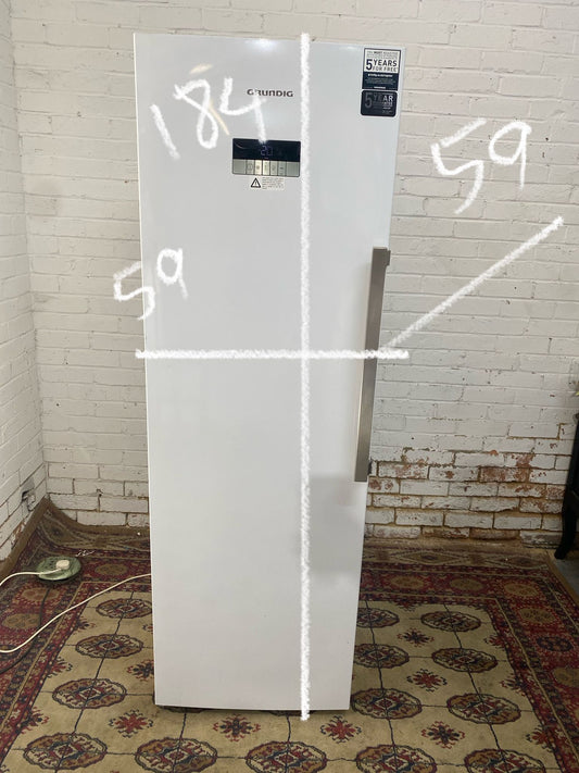 🚐🚐Beautiful GRUNDIG Standing Freezer For Sale