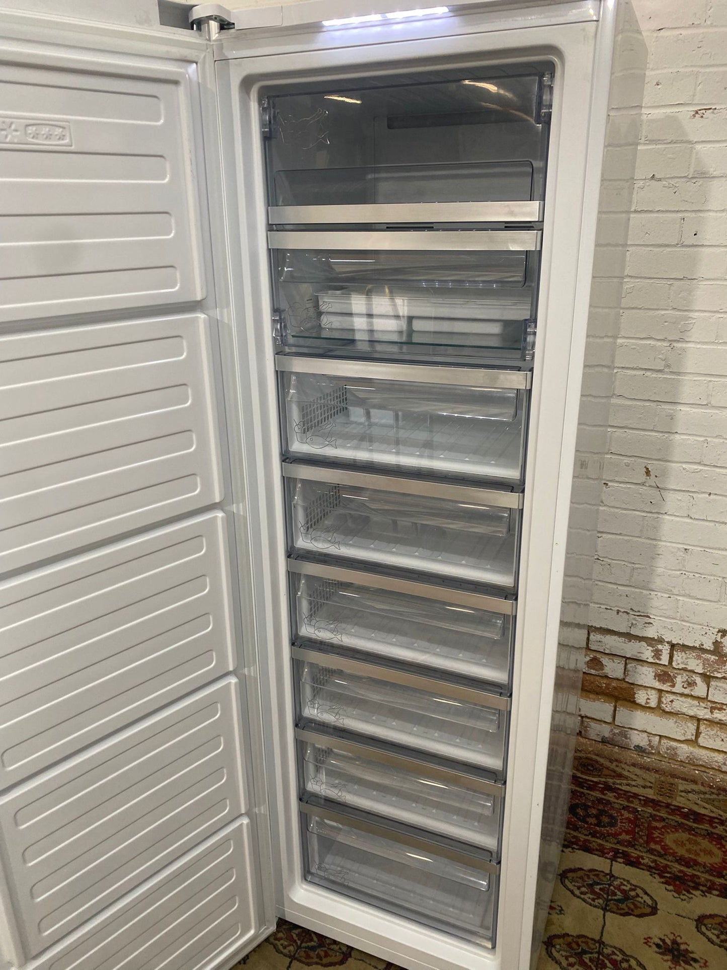 🚐🚐Beautiful GRUNDIG Standing Freezer For Sale