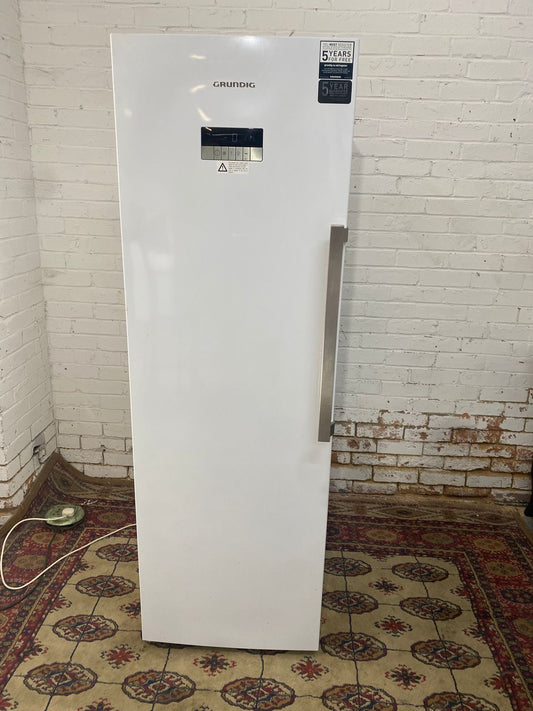 🚐🚐Beautiful GRUNDIG Standing Freezer For Sale