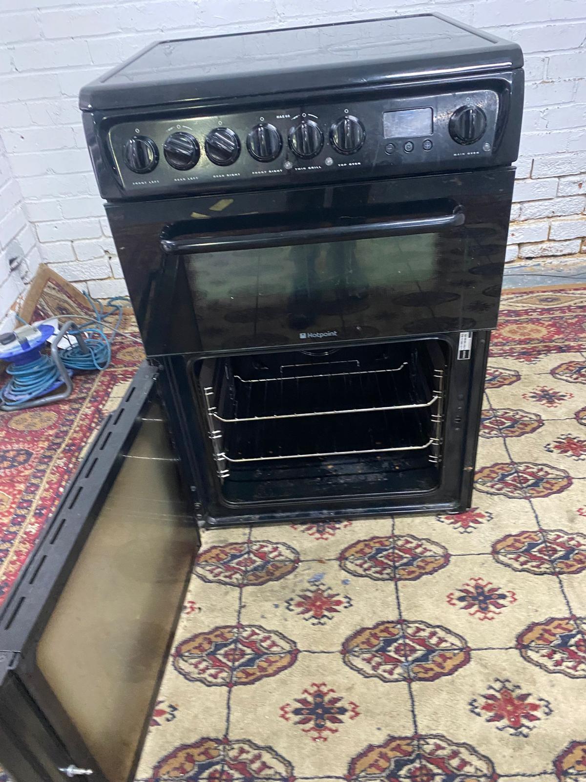 🚚Beautiful HotPoint Black 60CM Electric Ceramic Cooker With Dual Oven/Grill For Sale
