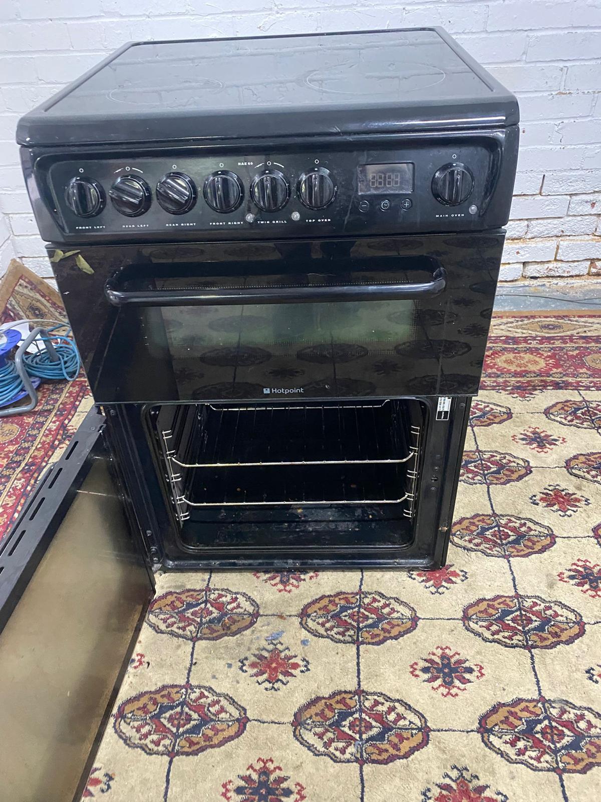 🚚Beautiful HotPoint Black 60CM Electric Ceramic Cooker With Dual Oven/Grill For Sale