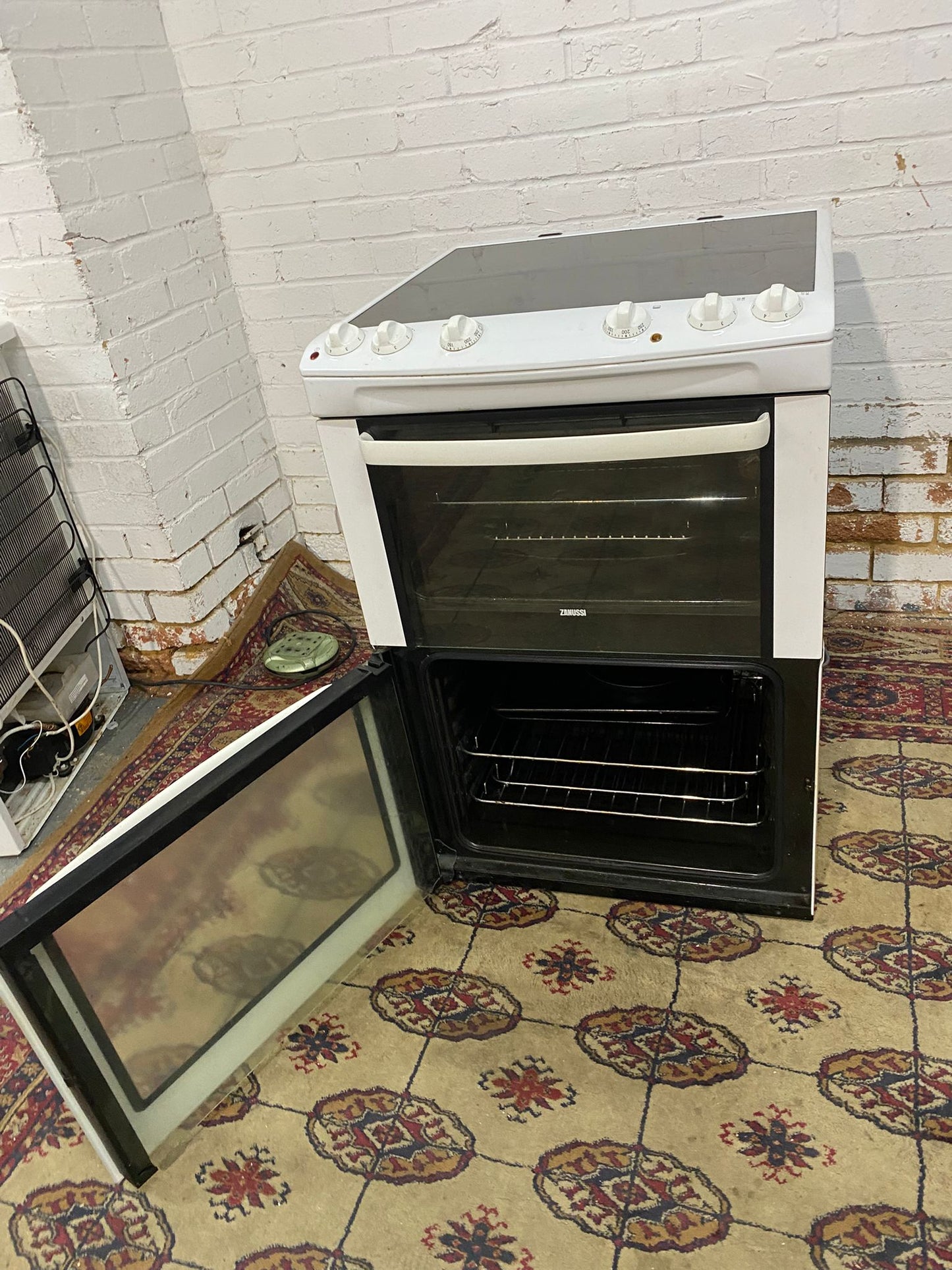 🚚Beautiful Zanussi White 60CM Electric Ceramic Cooker With Dual Oven/Grill For Sale