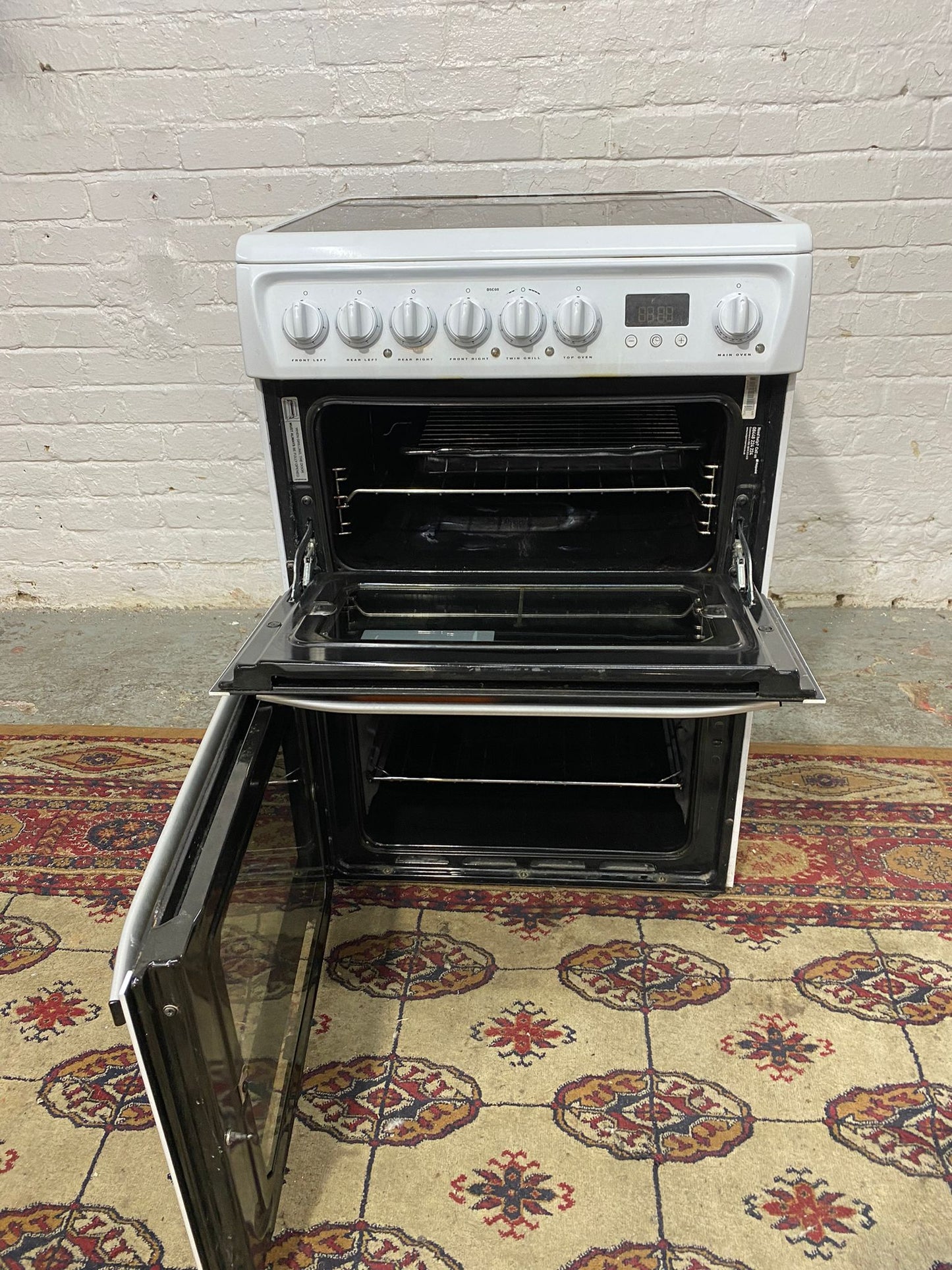 BEAUTIFUL Hotpoint White 60CM Electric Cooker For Sale