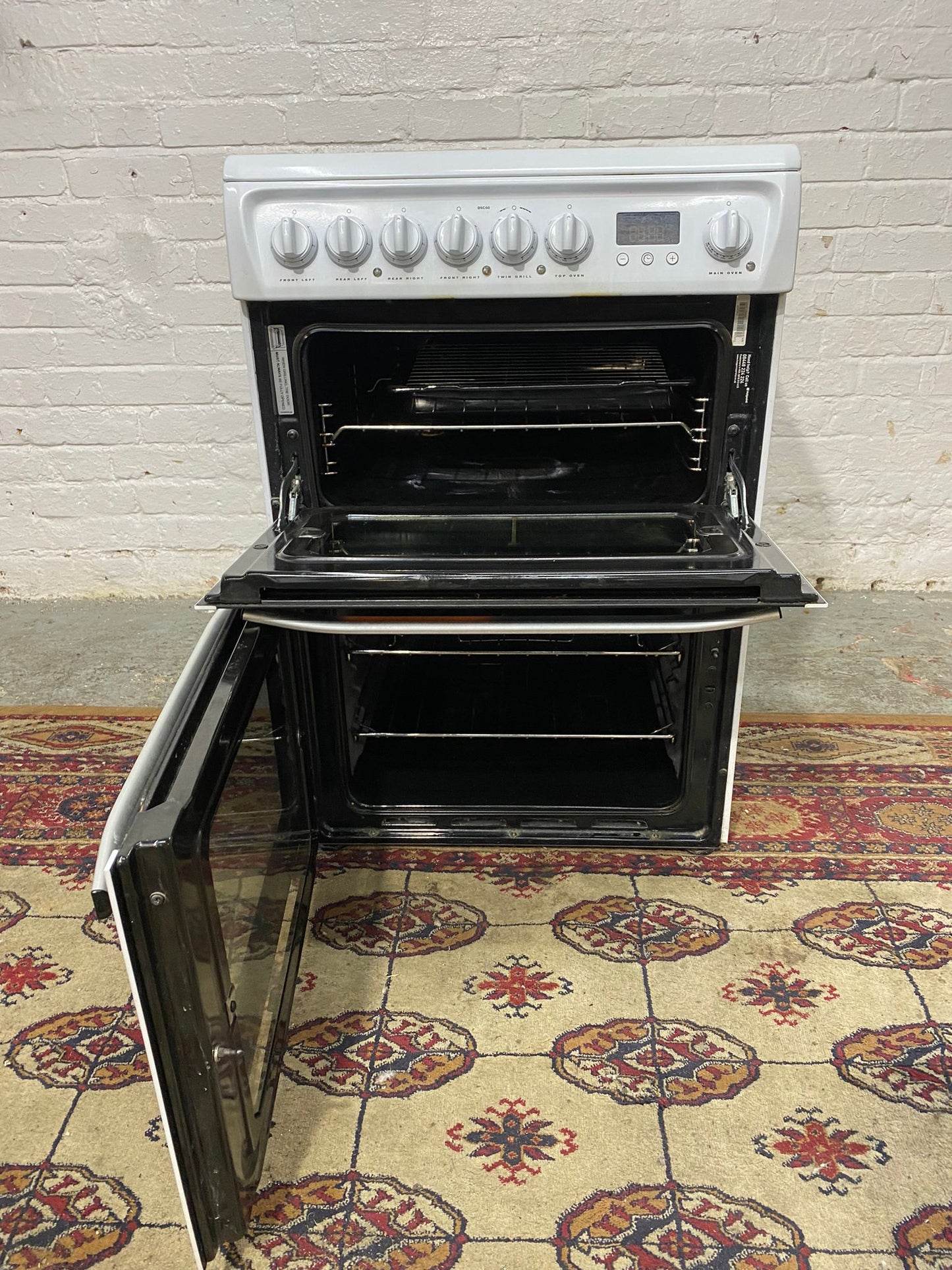 BEAUTIFUL Hotpoint White 60CM Electric Cooker For Sale